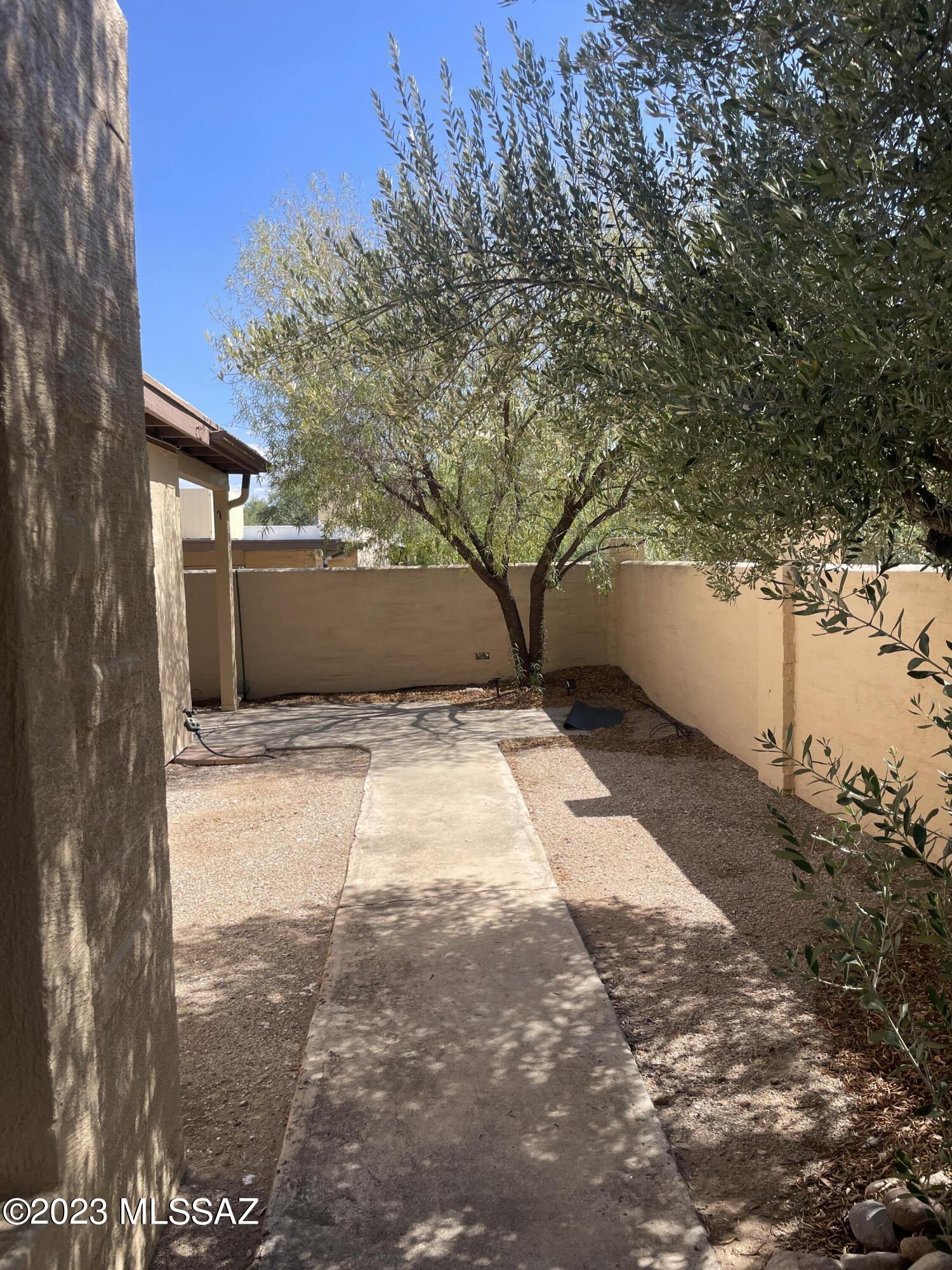 2031 N Camino Alicante