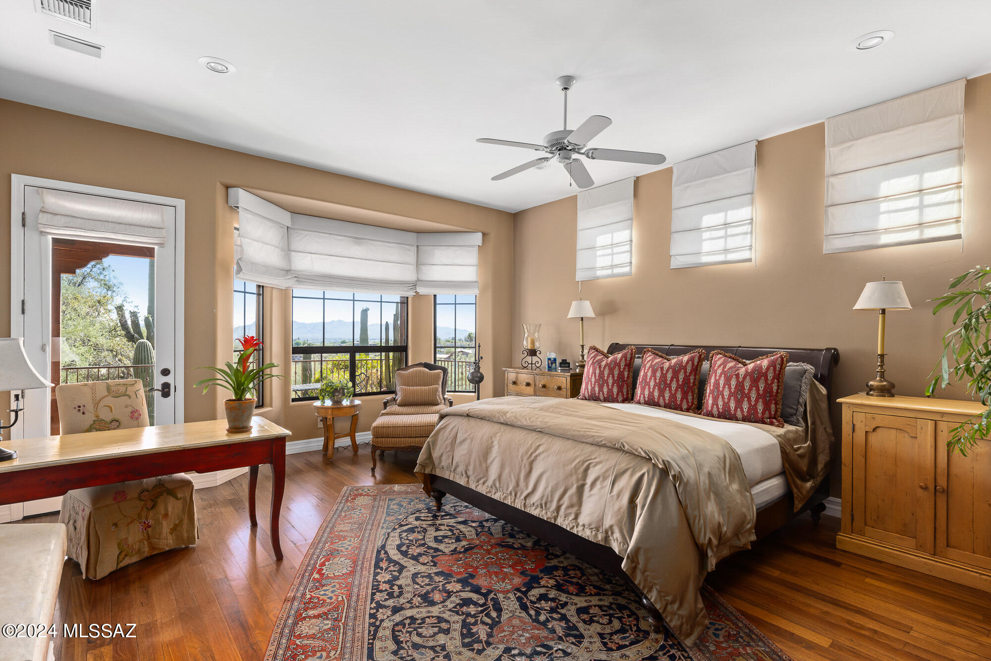 4919 N La Lomita