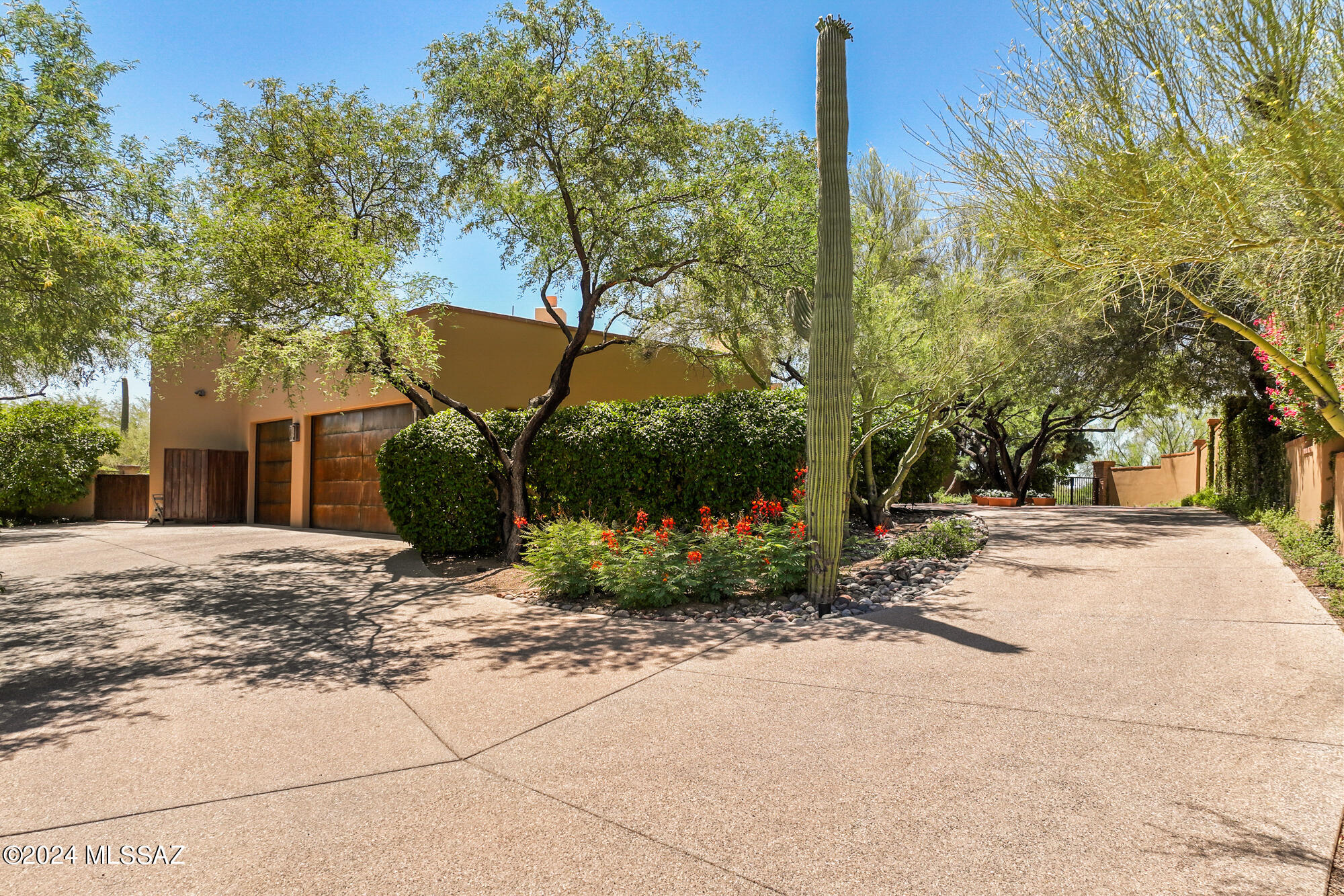 4919 N La Lomita
