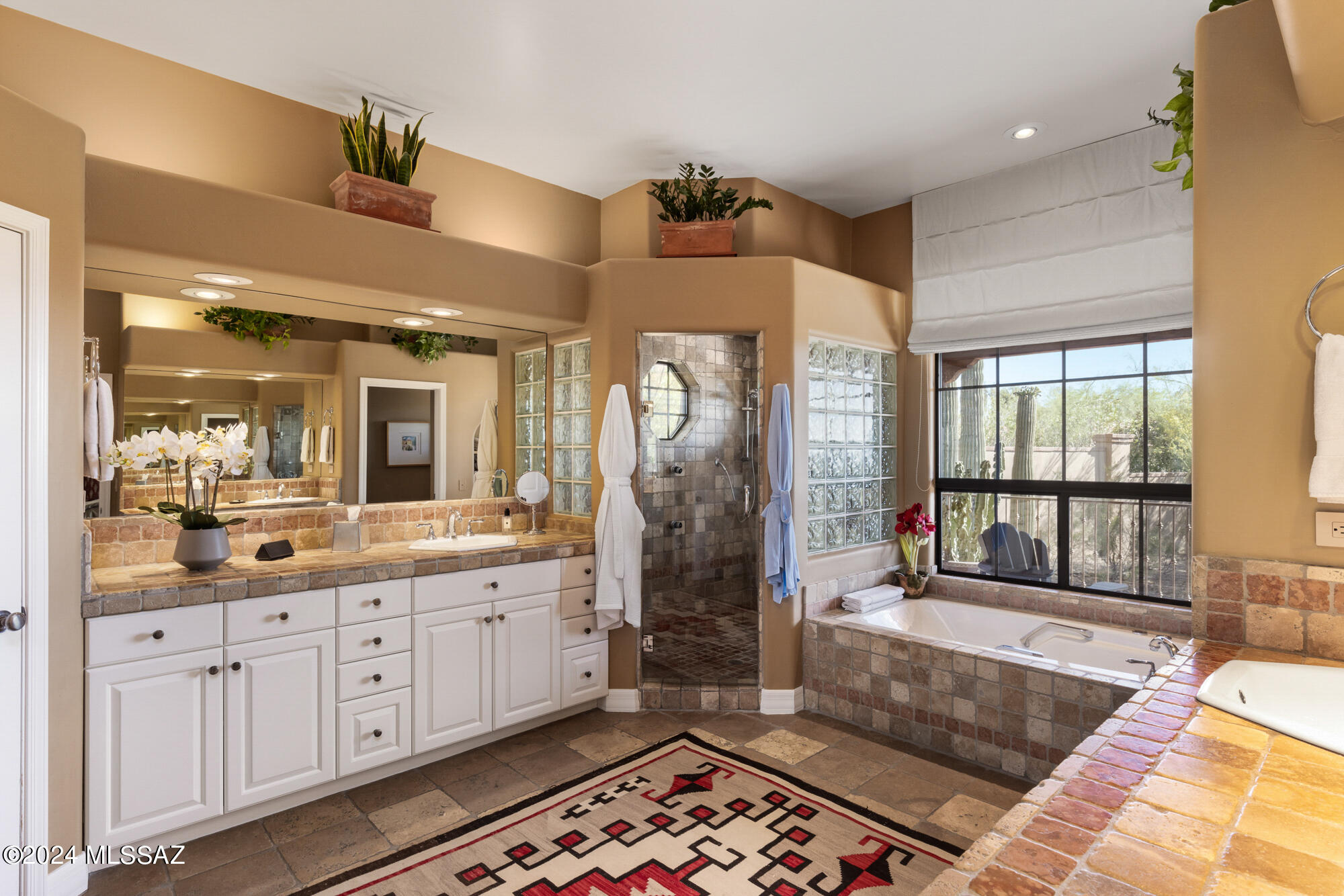 4919 N La Lomita