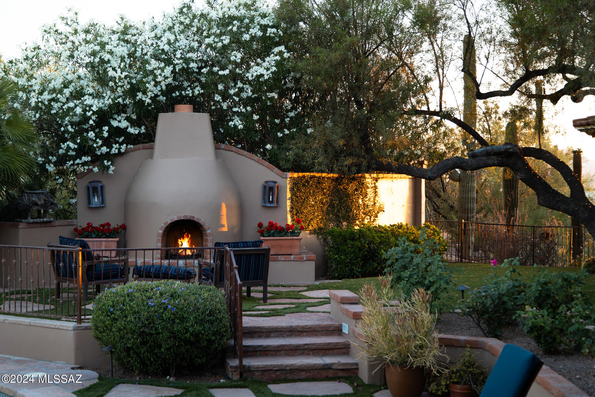 4919 N La Lomita