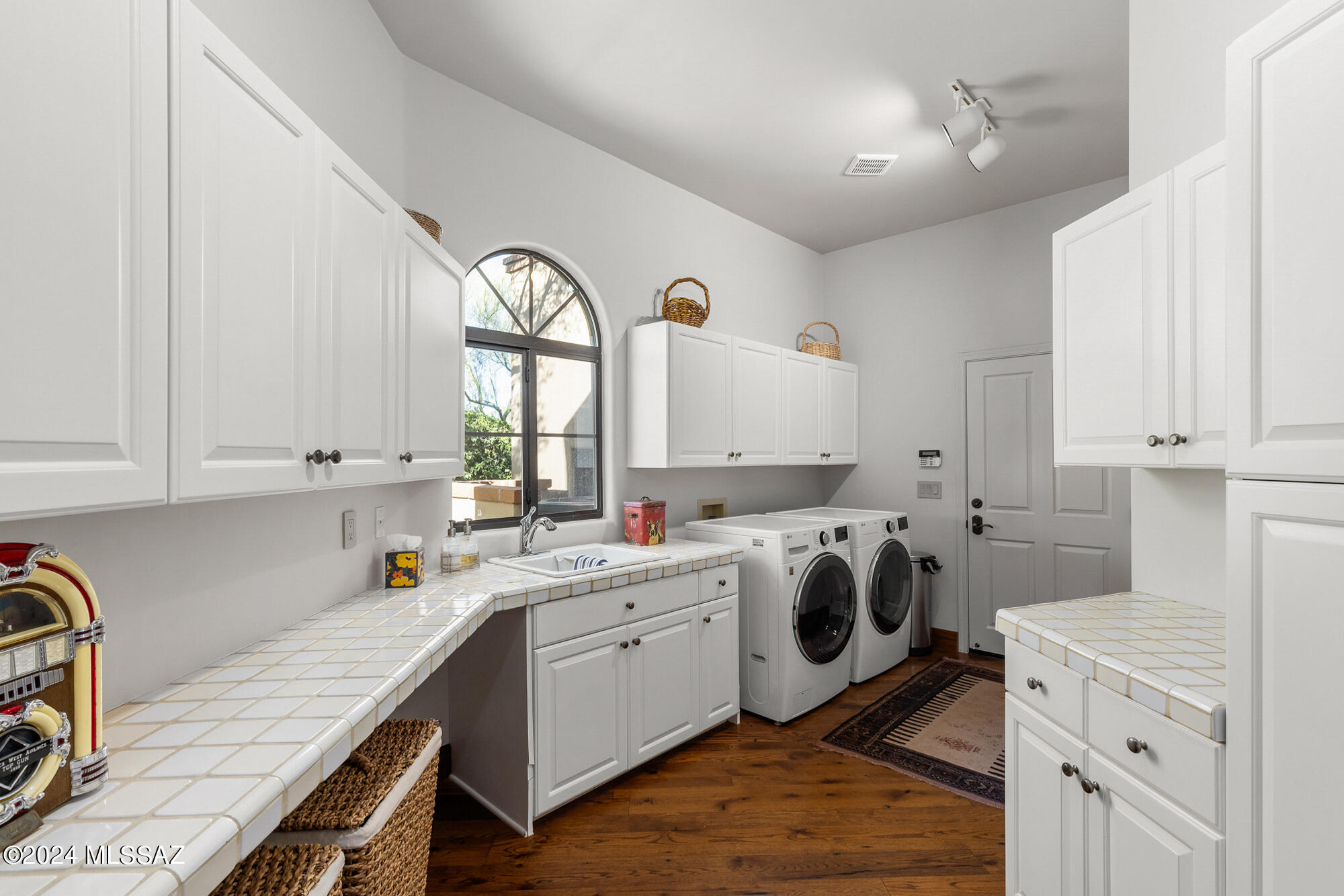 4919 N La Lomita