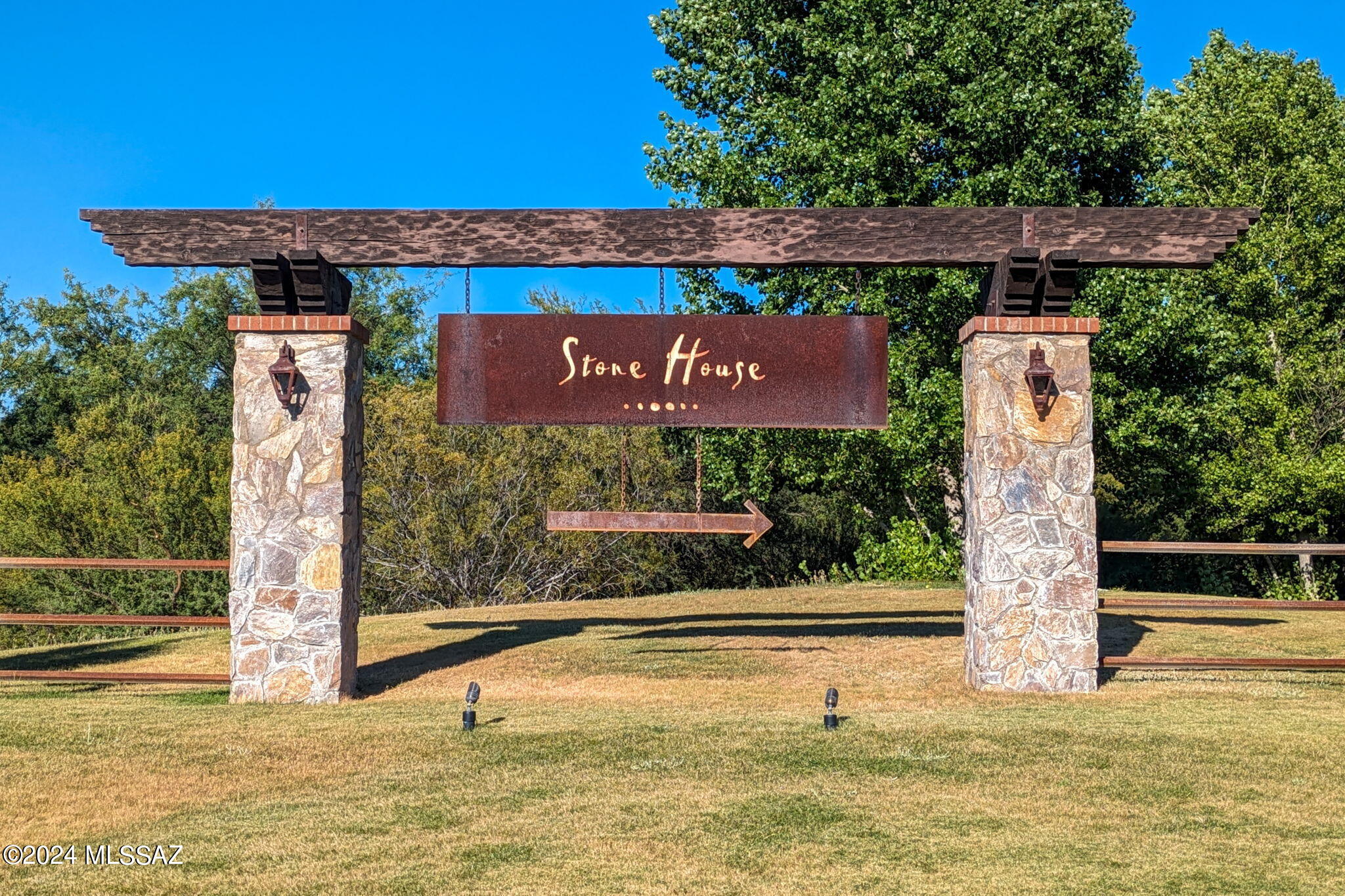 2661 E Old Stone House Trail