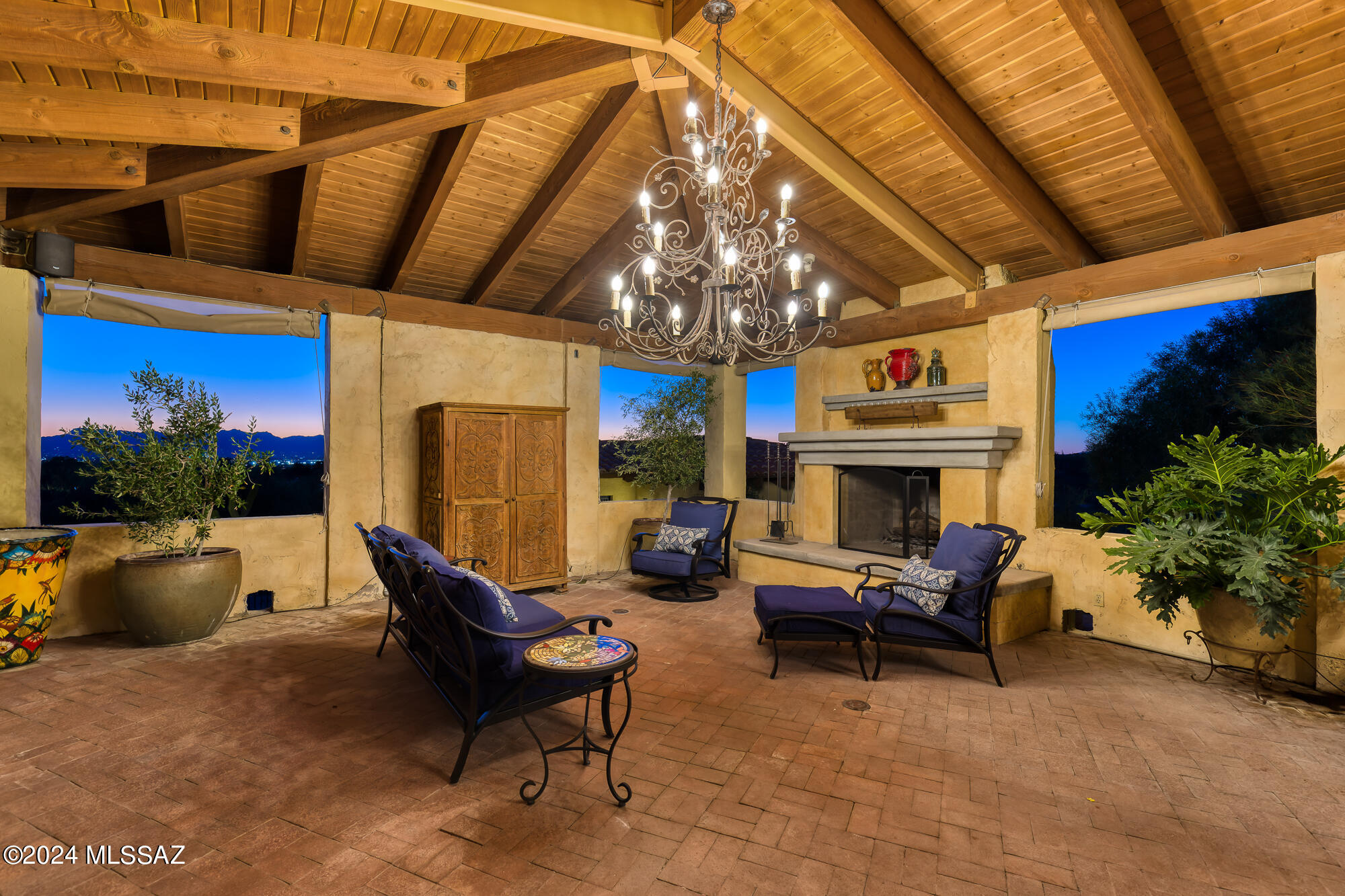 4801 N La Lomita