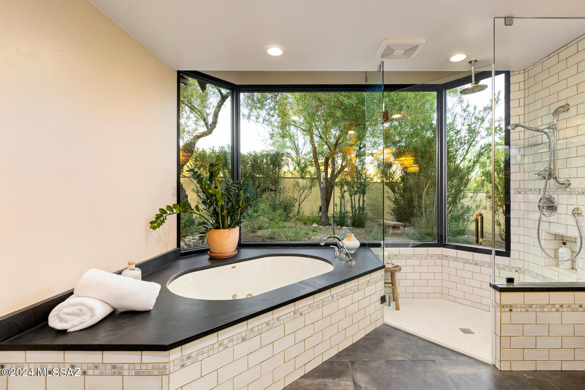4801 N La Lomita