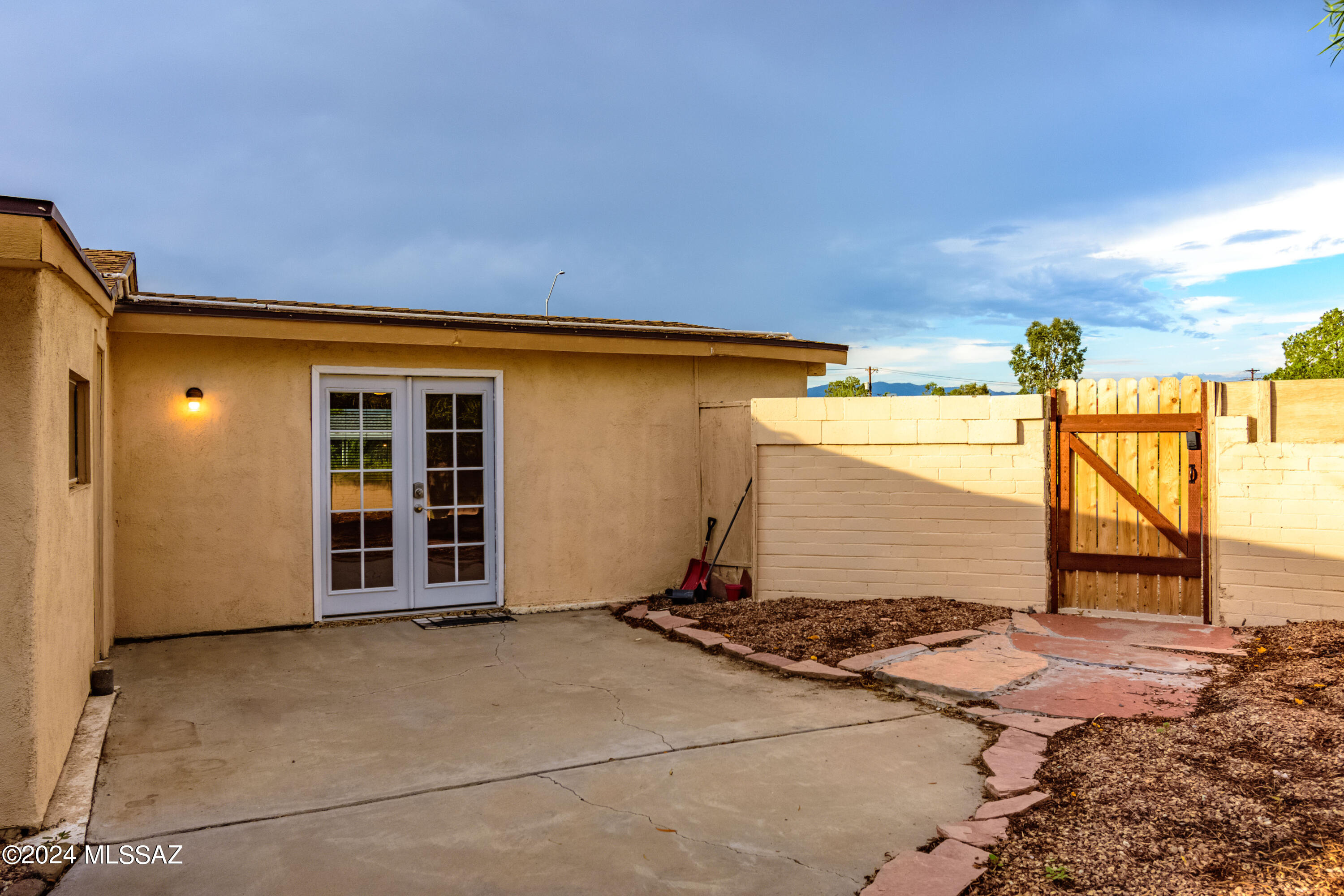 3324 E Silverlake Road