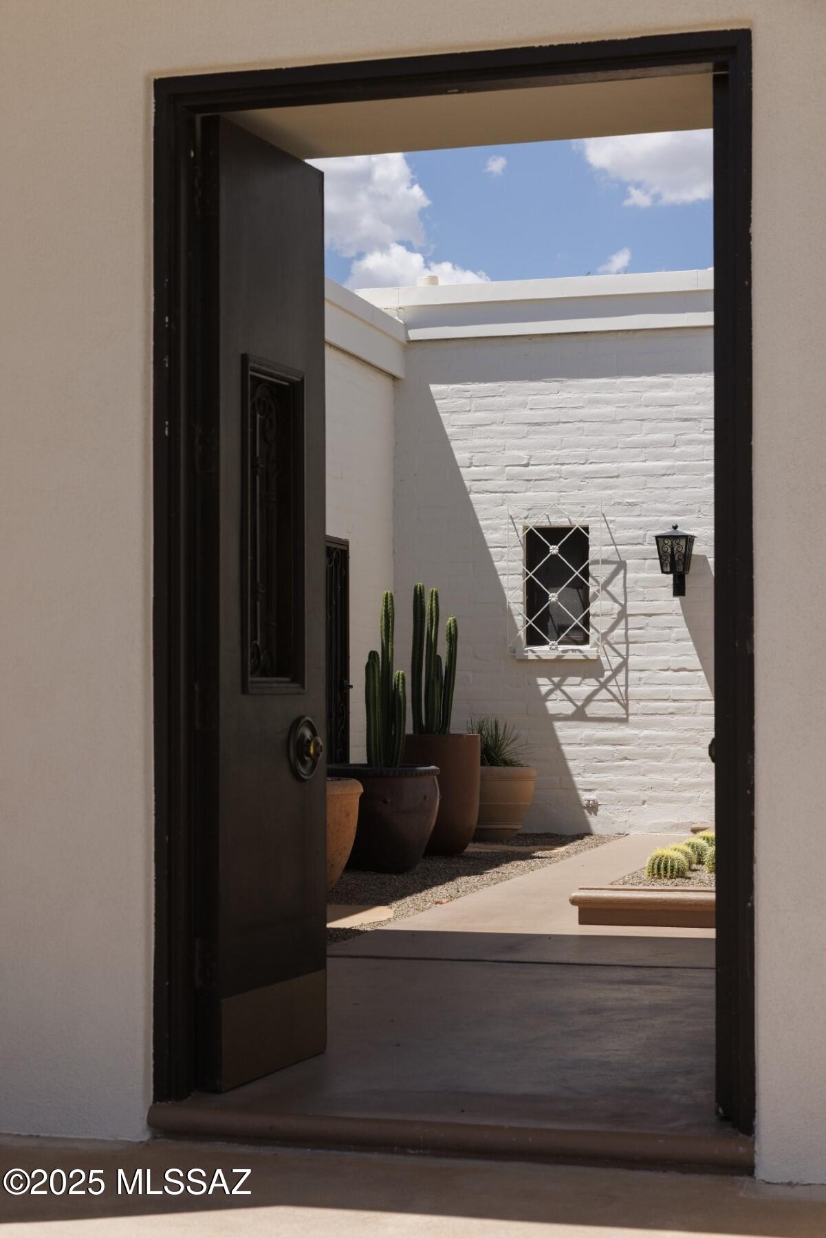 5453 N Camino Real