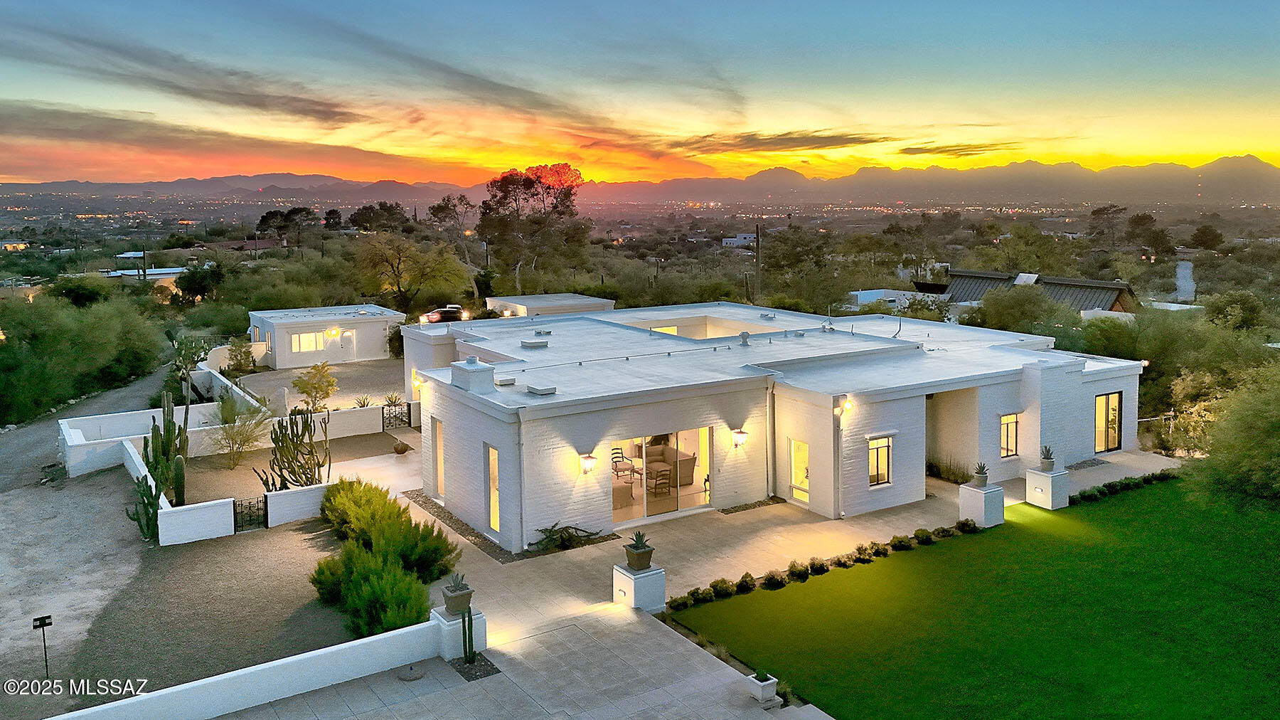 5453 N Camino Real