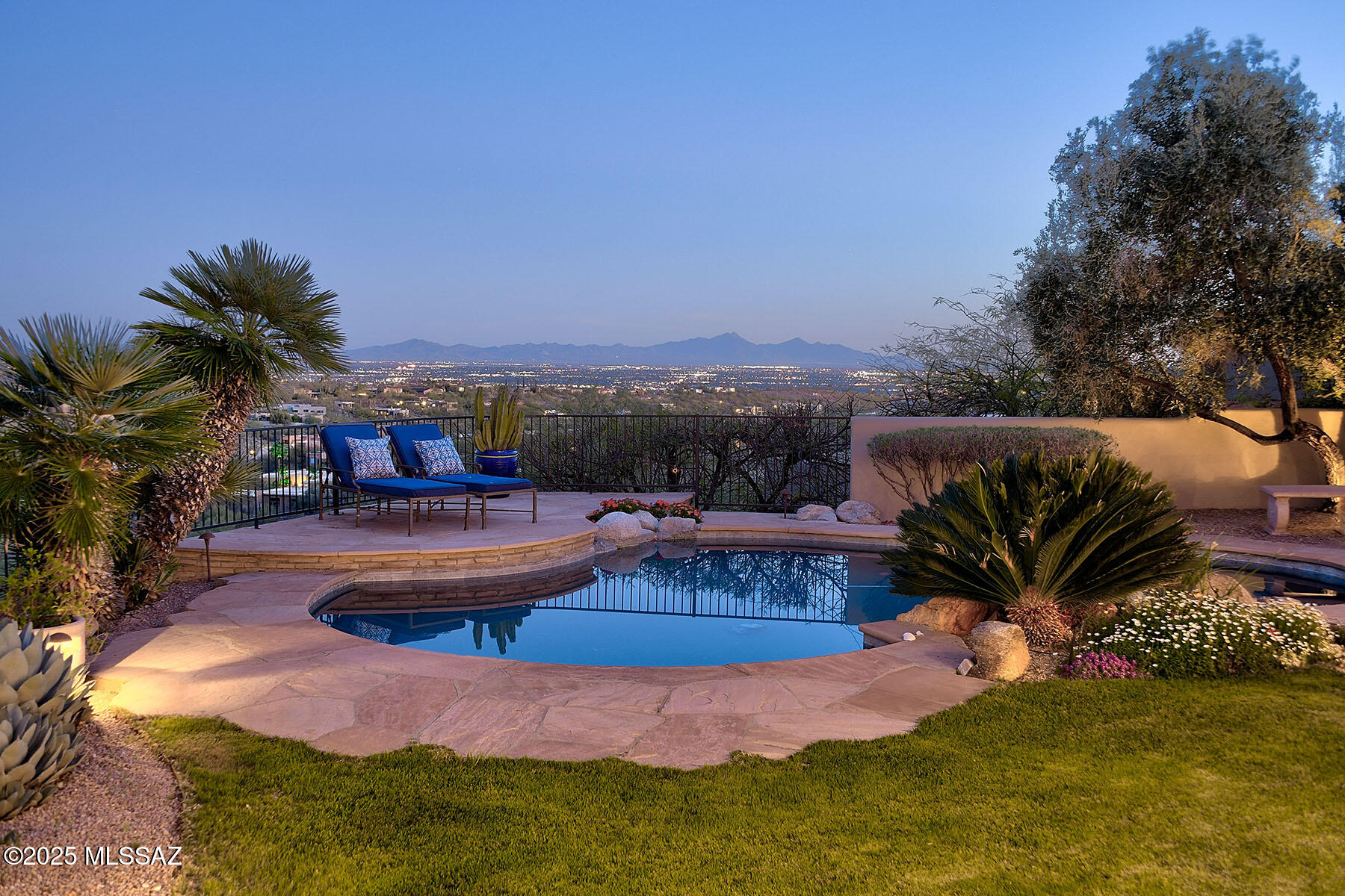 6100 N Paseo Valdear