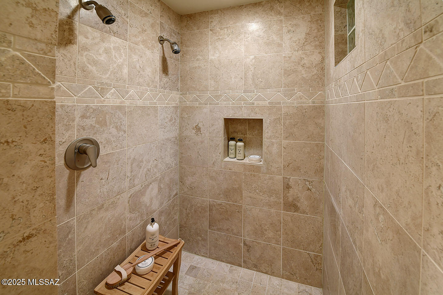 6100 N Paseo Valdear