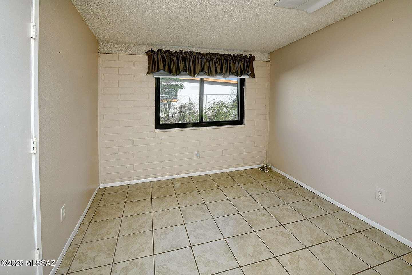 320 W Calle Alvord