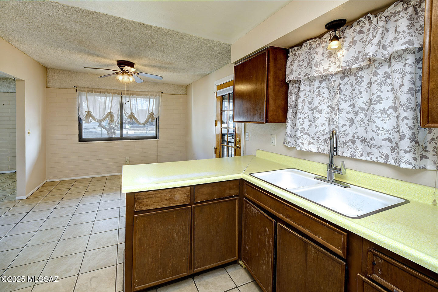 320 W Calle Alvord