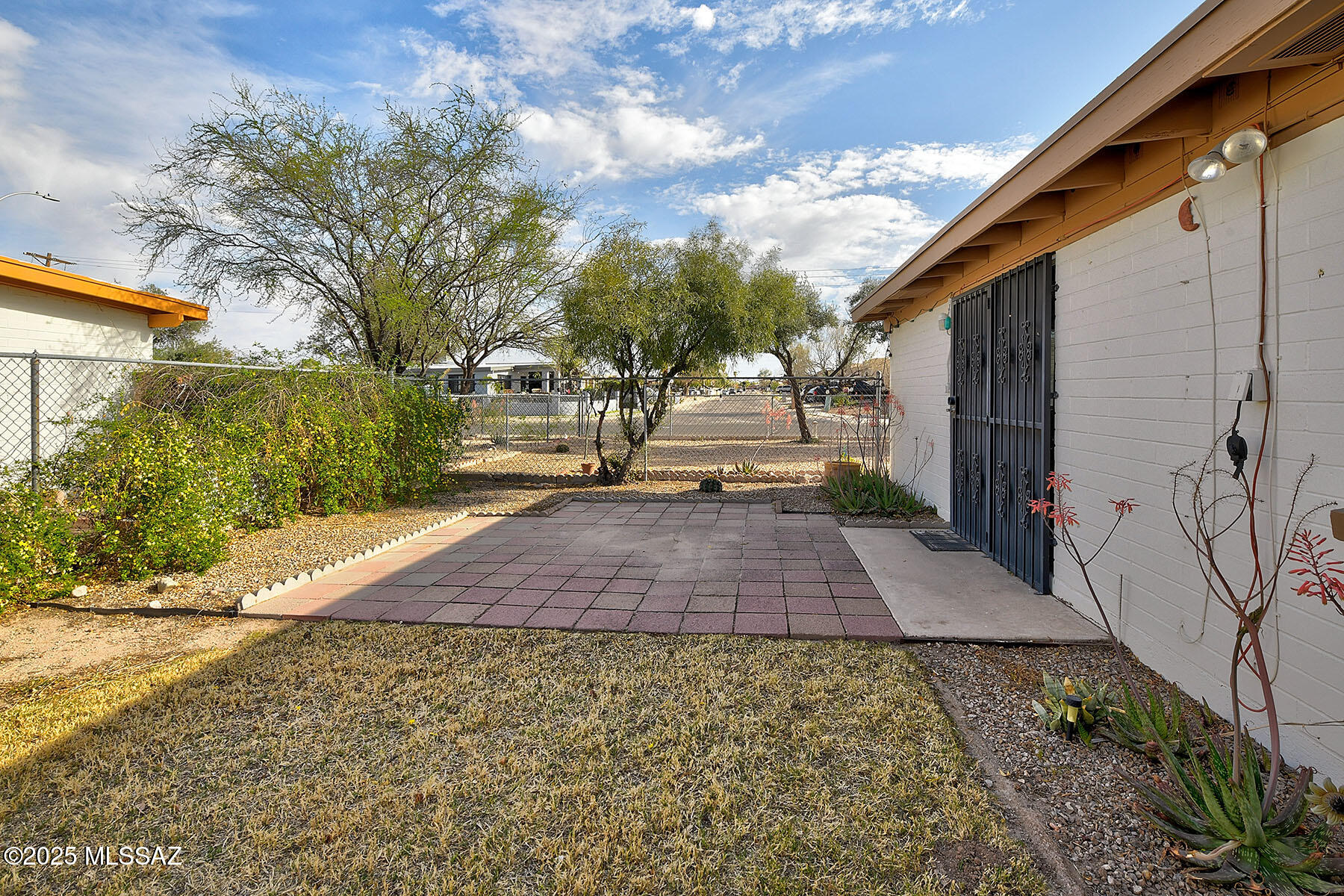320 W Calle Alvord
