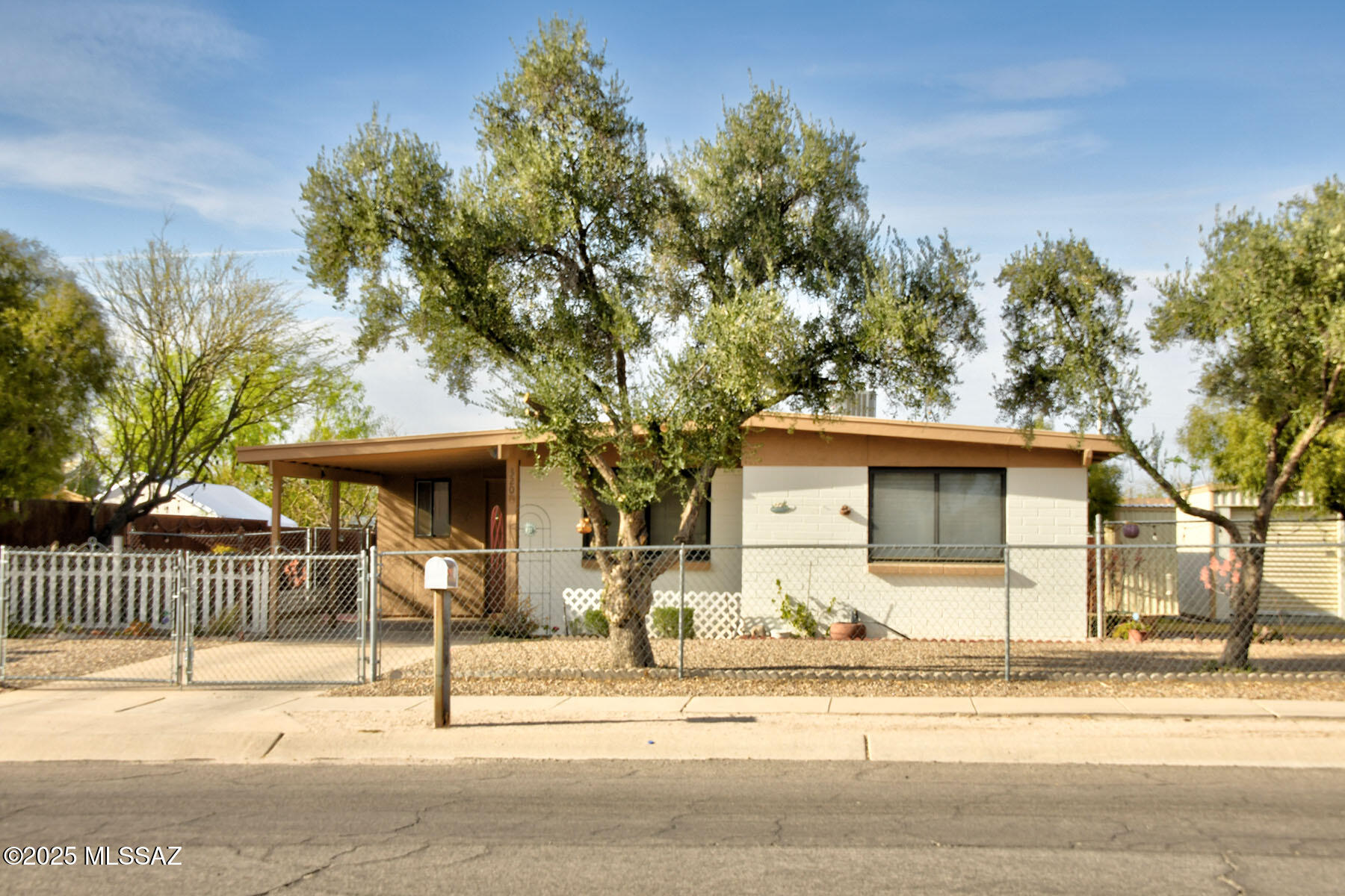 320 W Calle Alvord