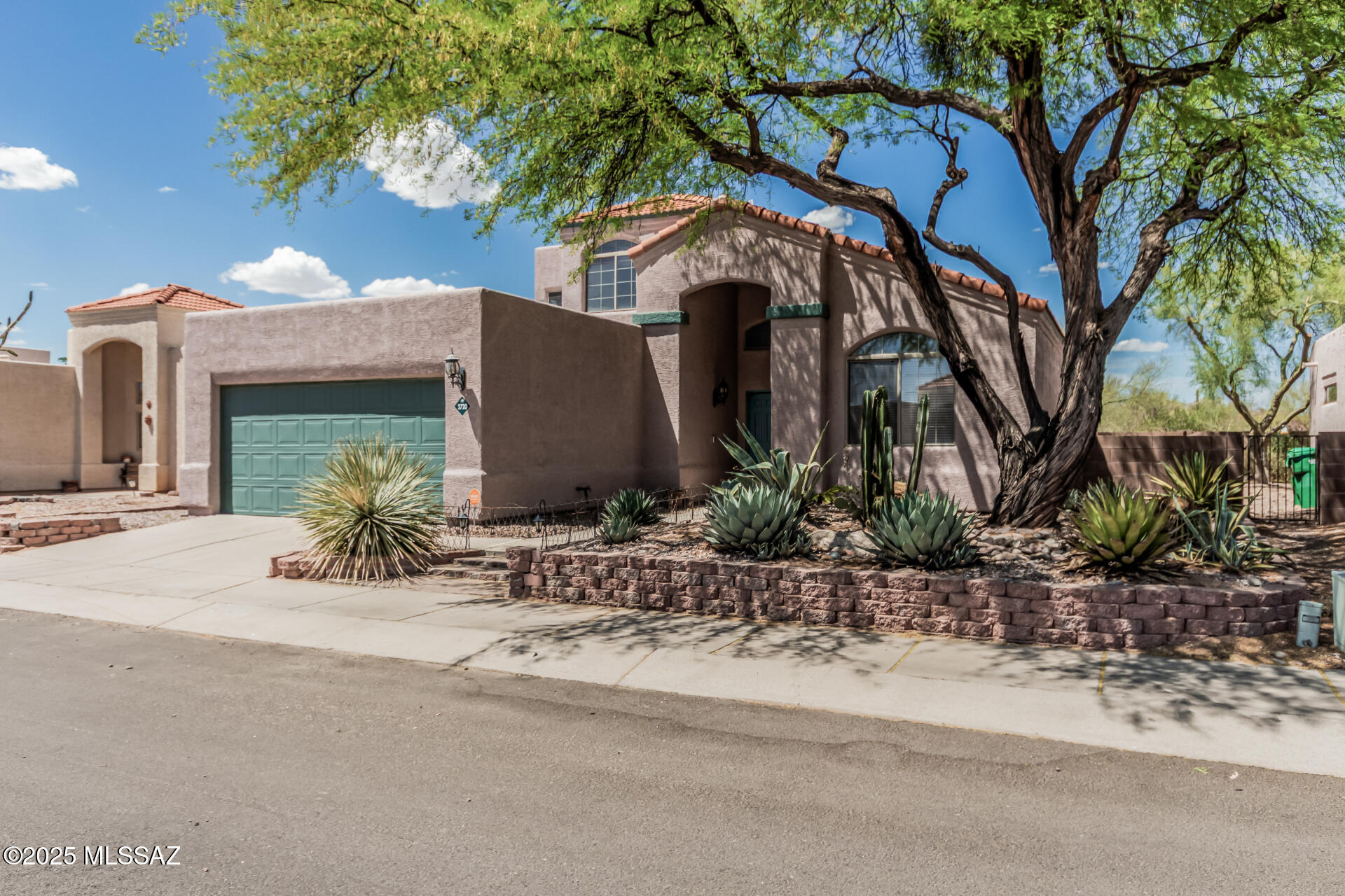 2720 W Camino de las Grutas