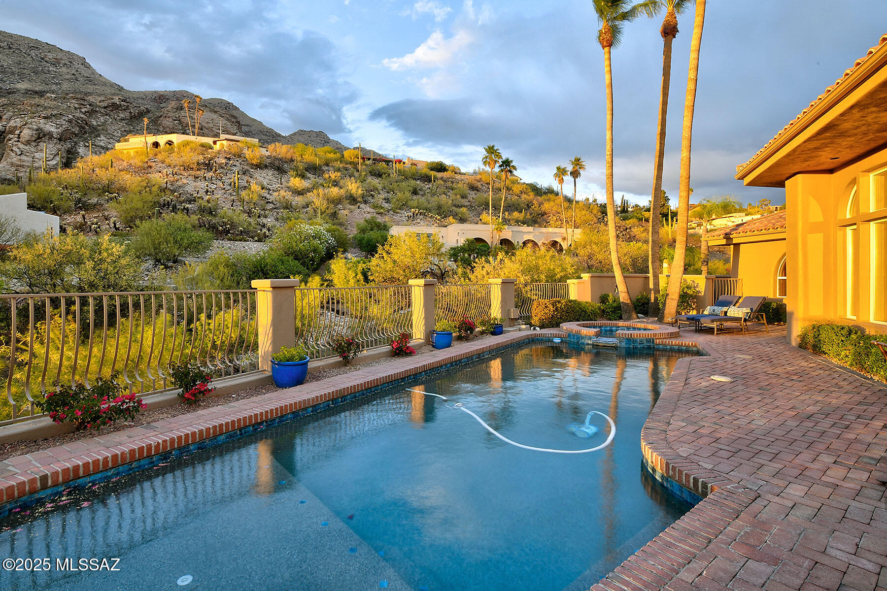 4904 E Oakmont Drive