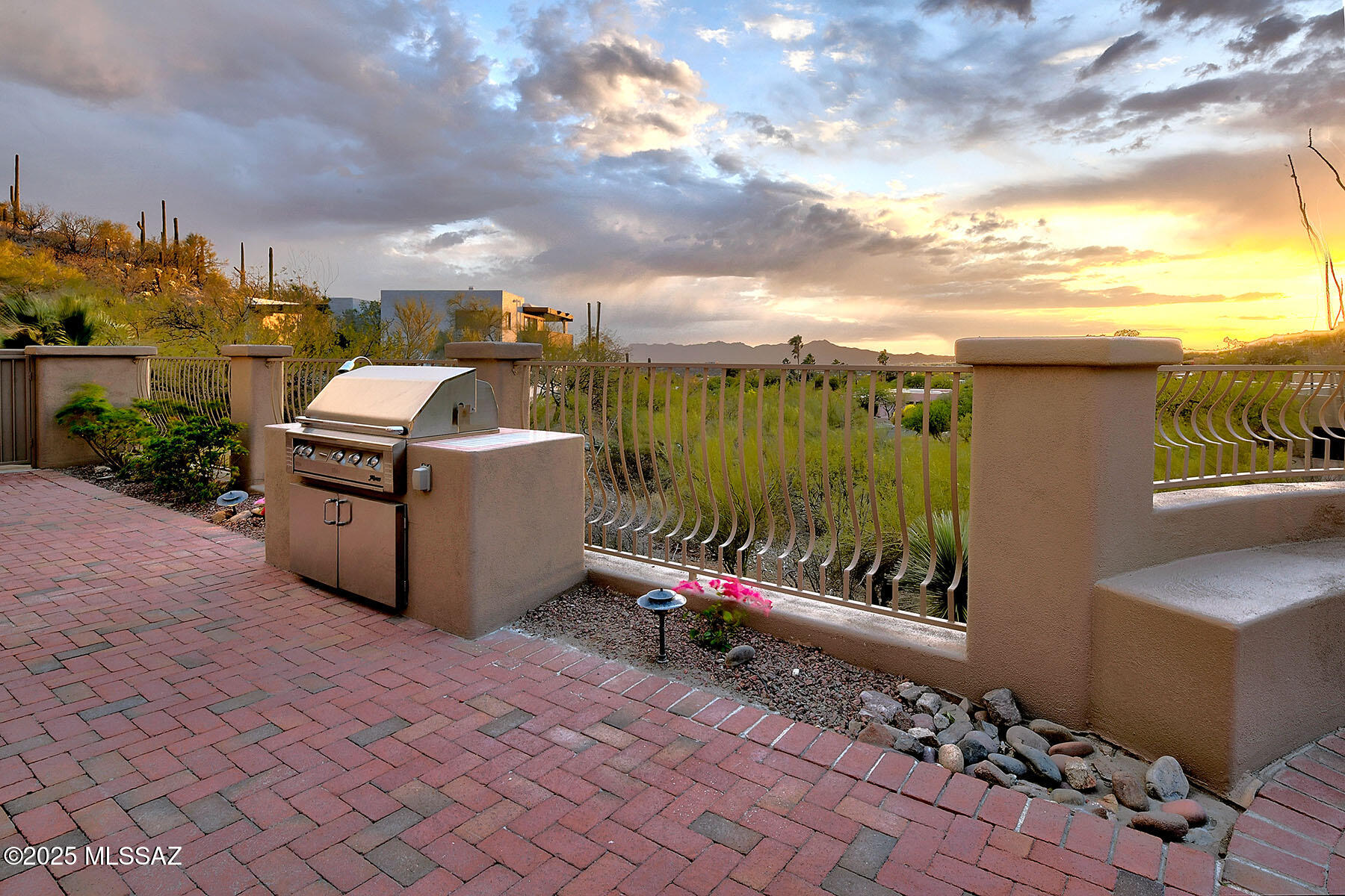 4904 E Oakmont Drive