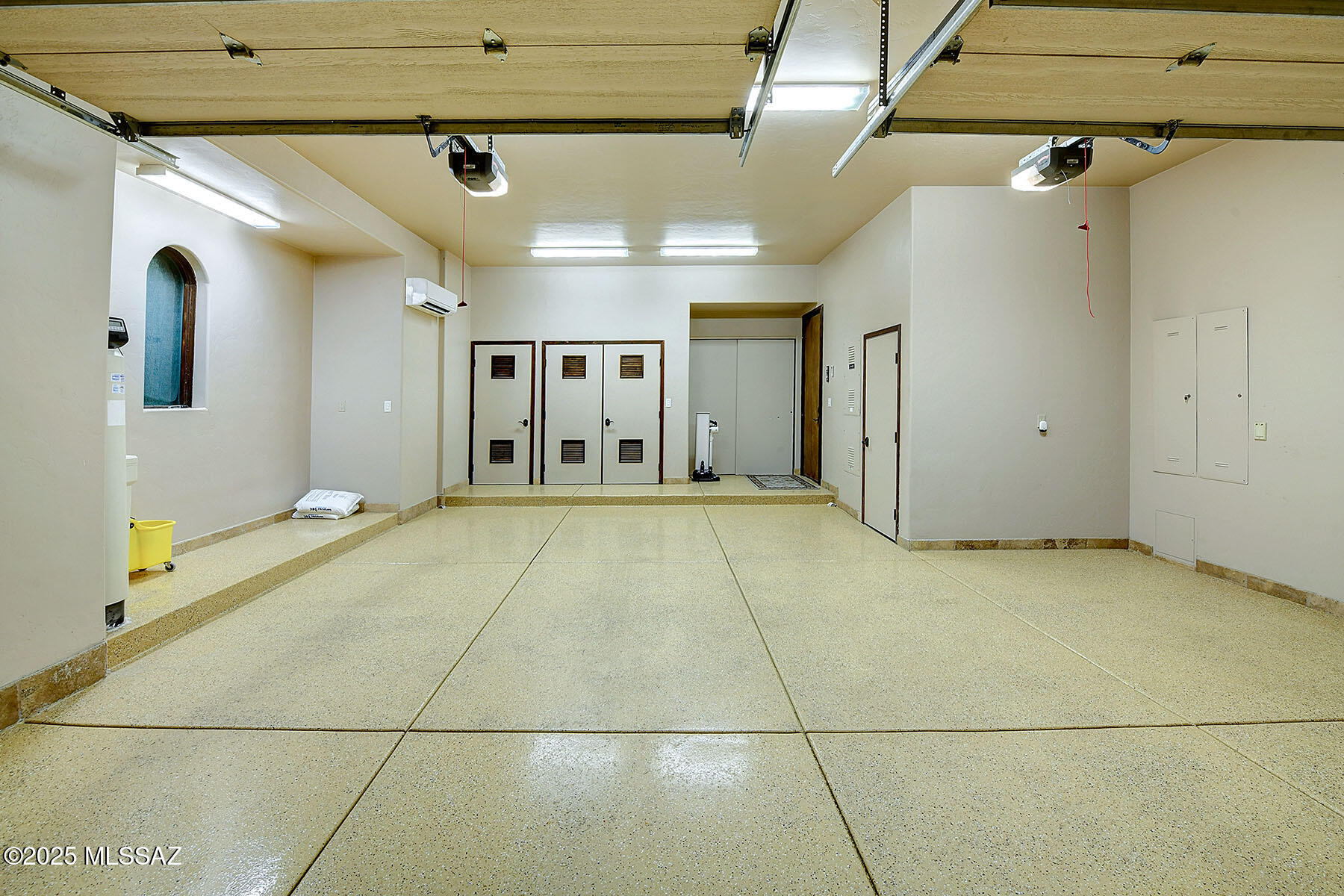 6015 N Camino Preciado