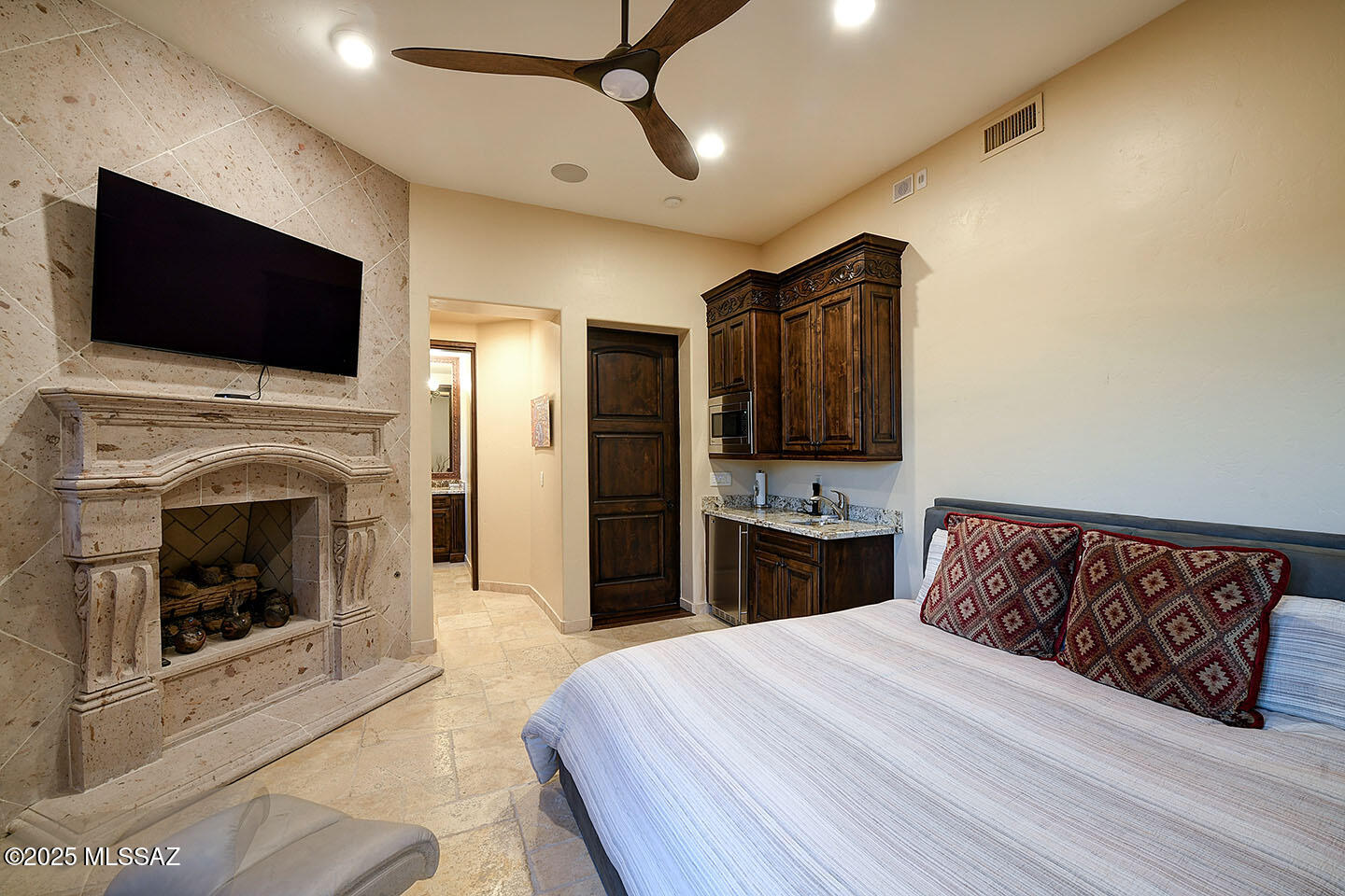 6015 N Camino Preciado