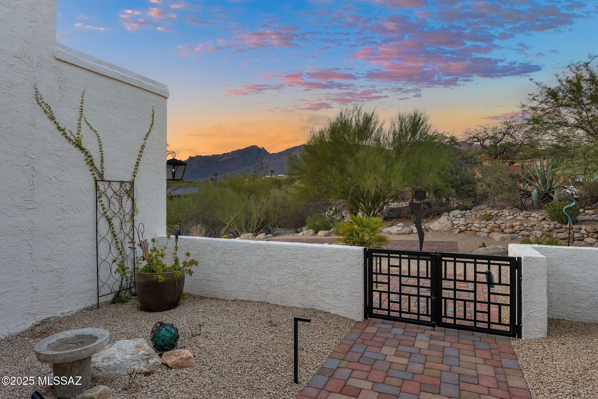 4518 N Camino Cardenal