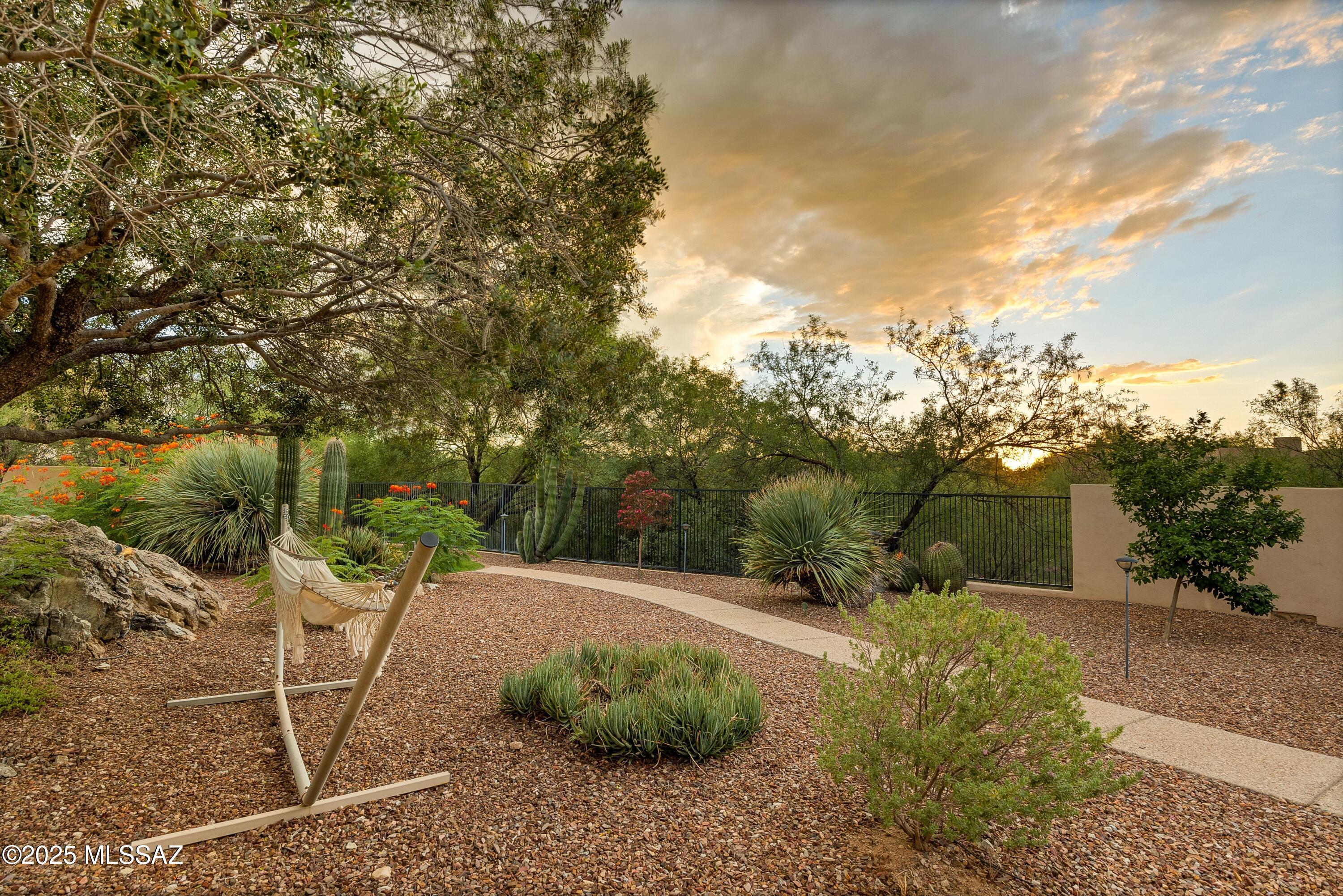 13837 N Steprock Canyon Place