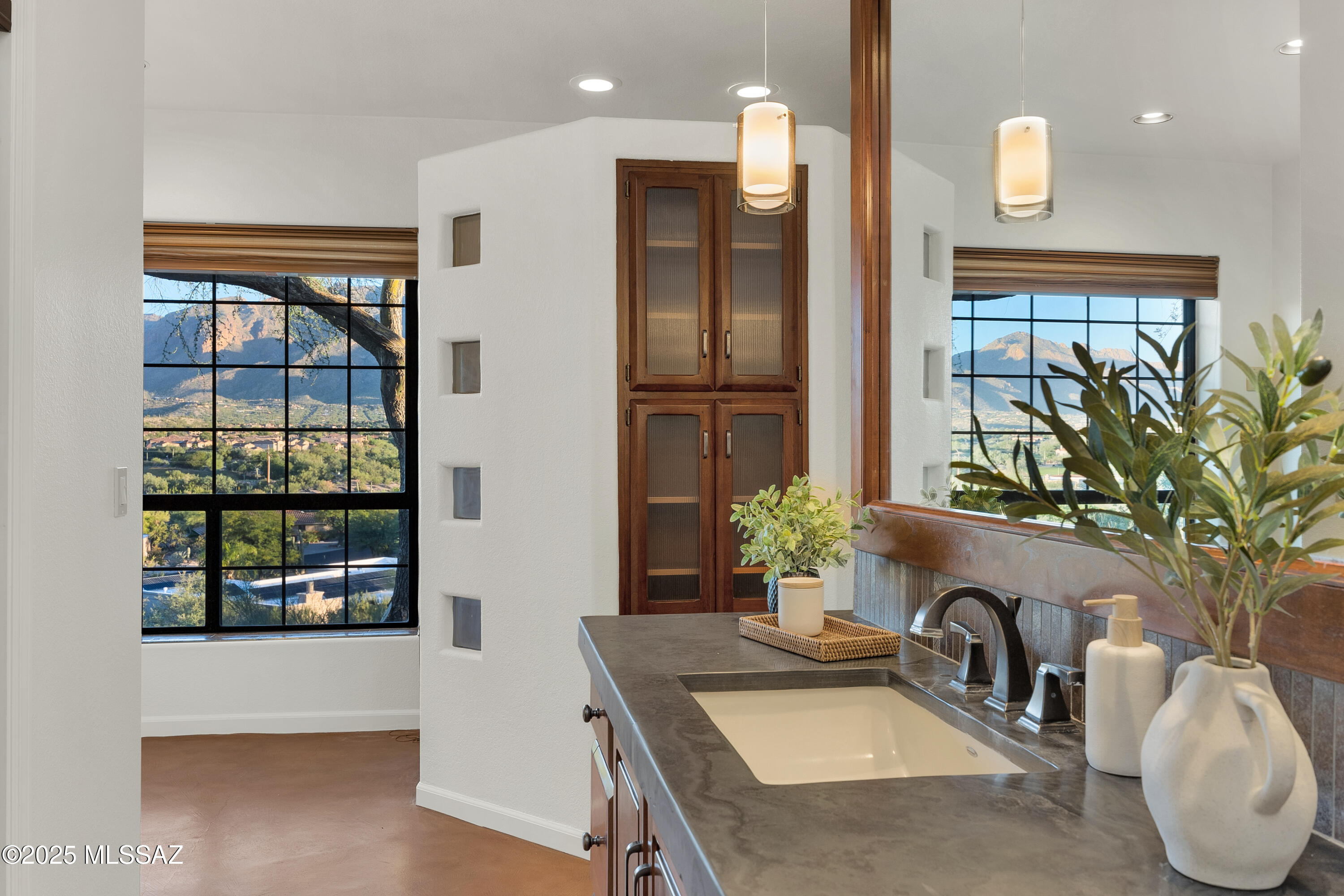 5460 N Paseo Pescado