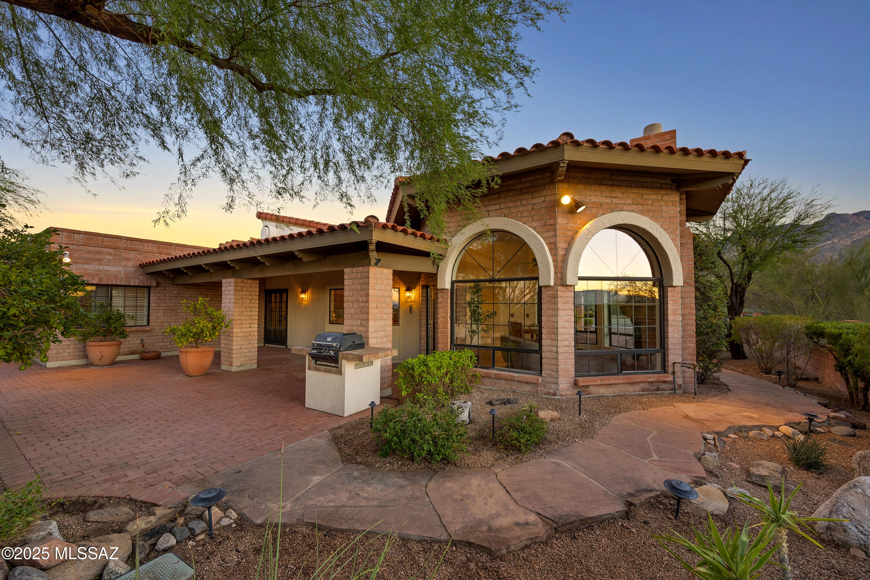 5460 N Paseo Pescado