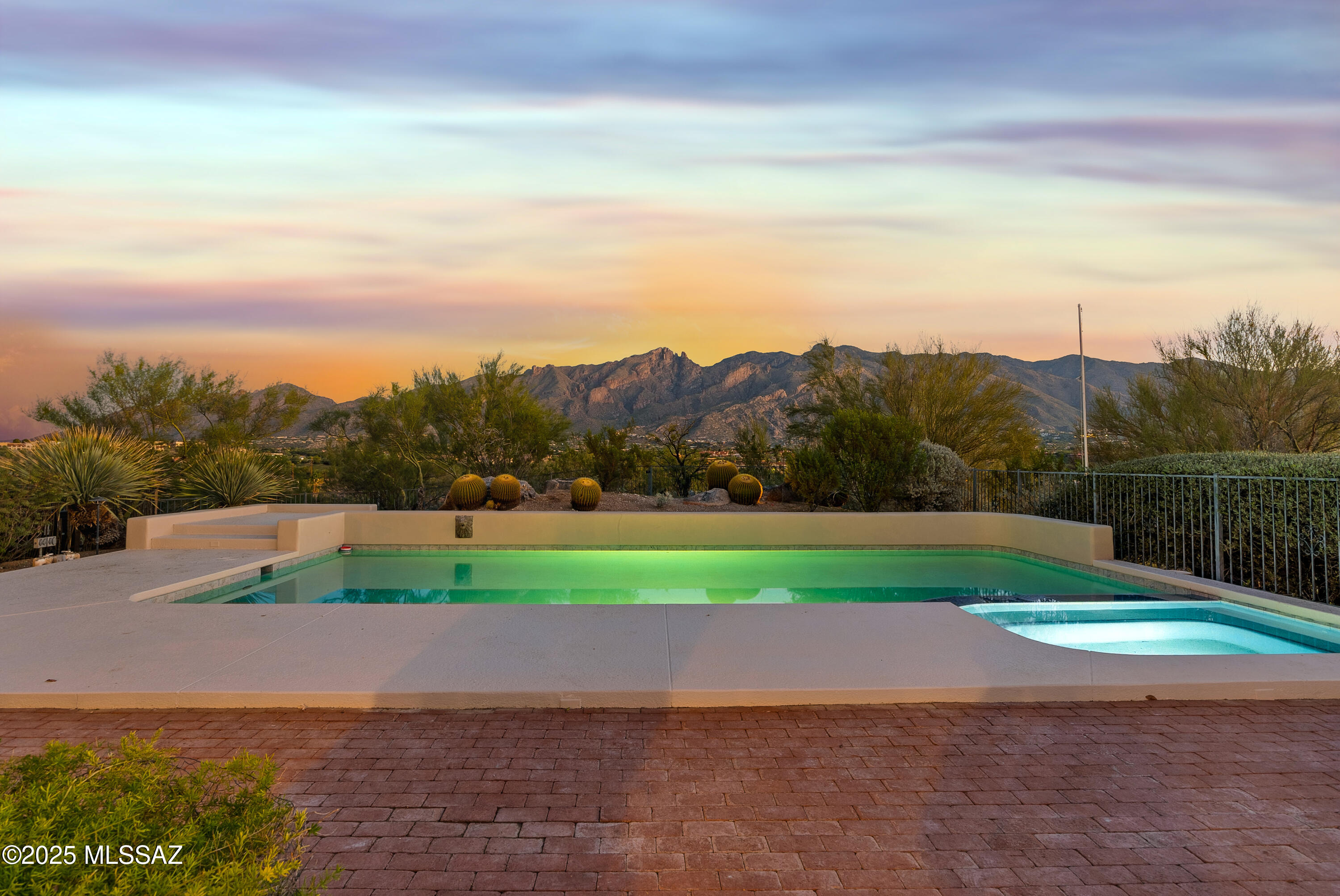 5460 N Paseo Pescado