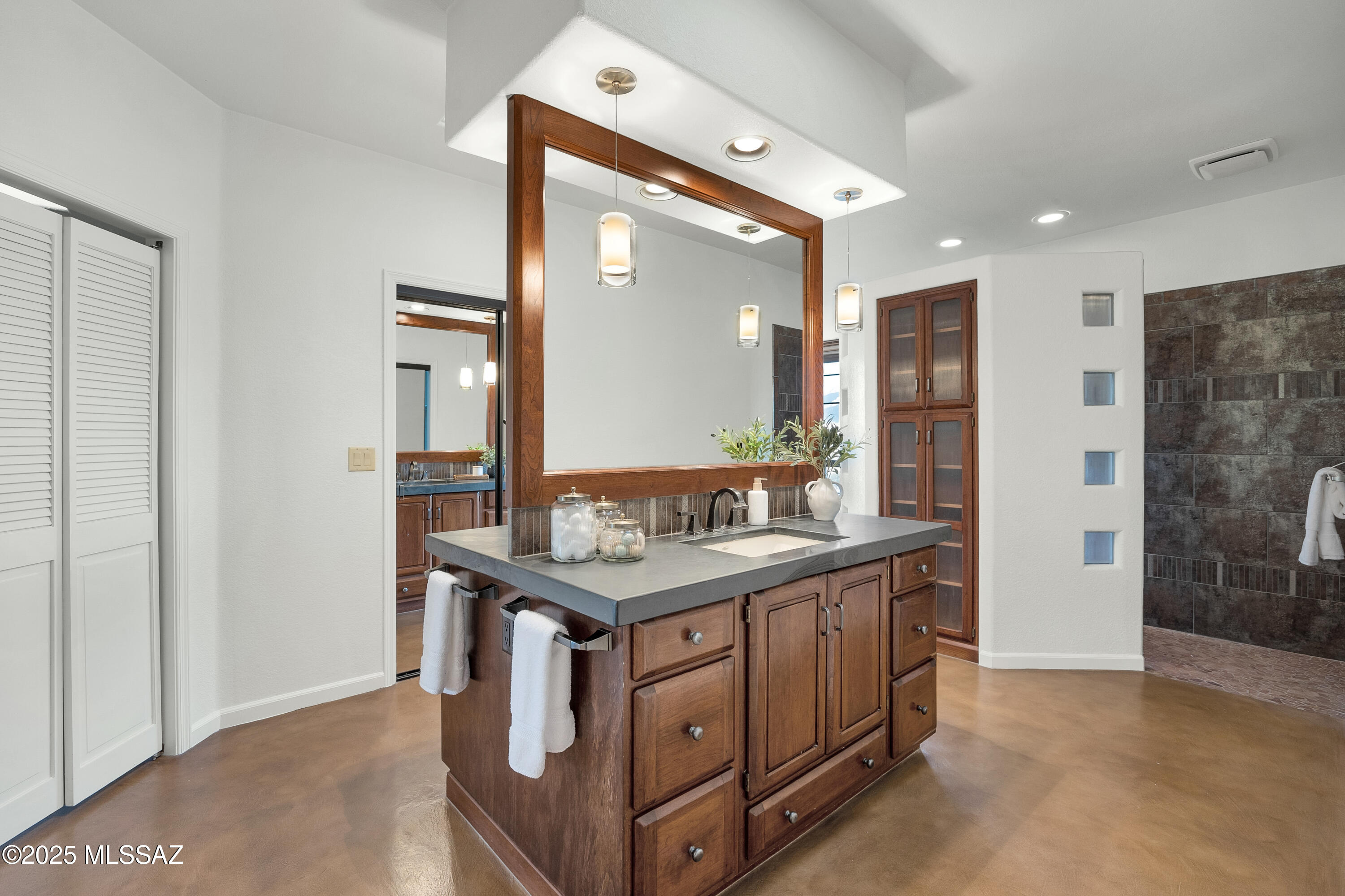 5460 N Paseo Pescado