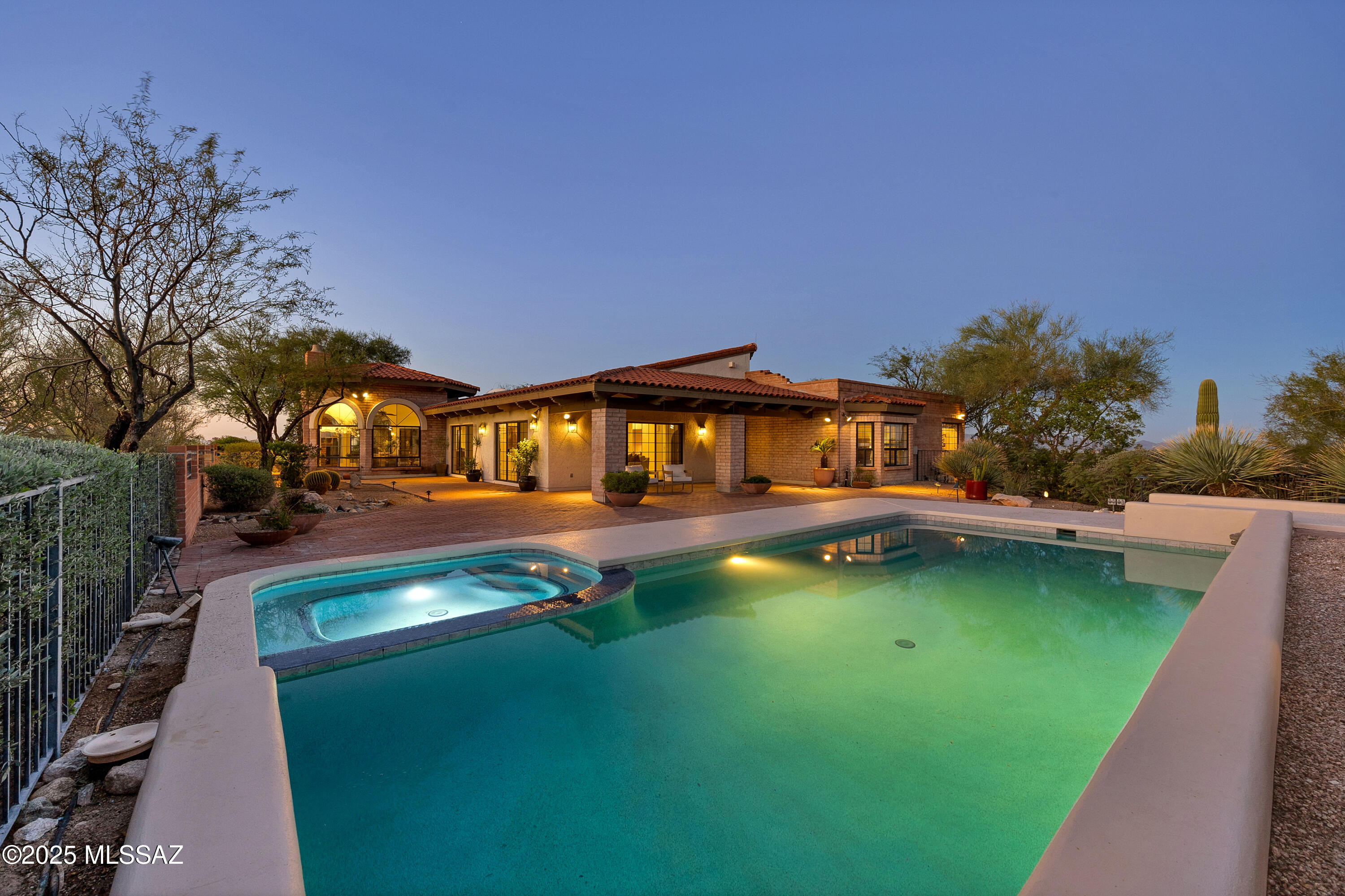 5460 N Paseo Pescado
