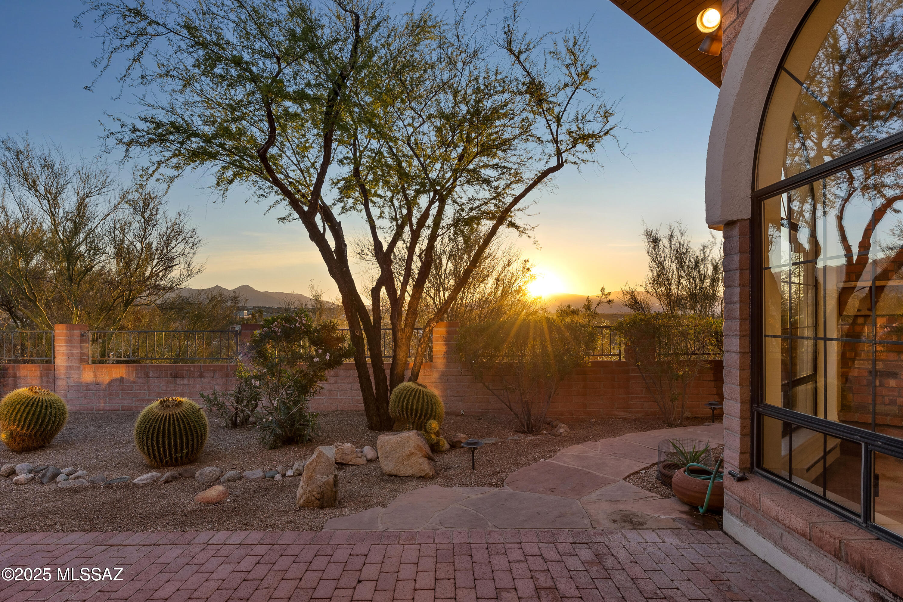 5460 N Paseo Pescado
