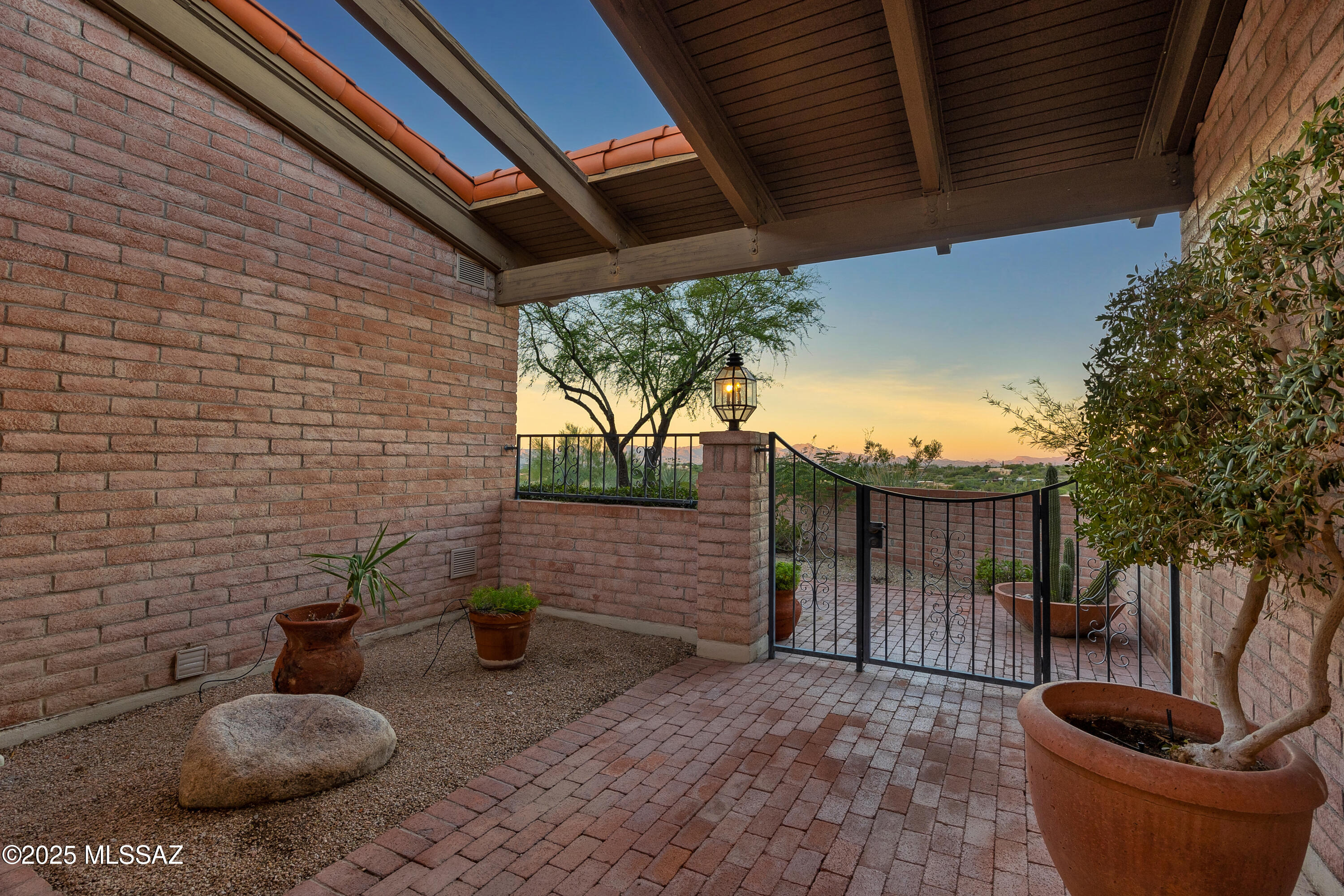 5460 N Paseo Pescado