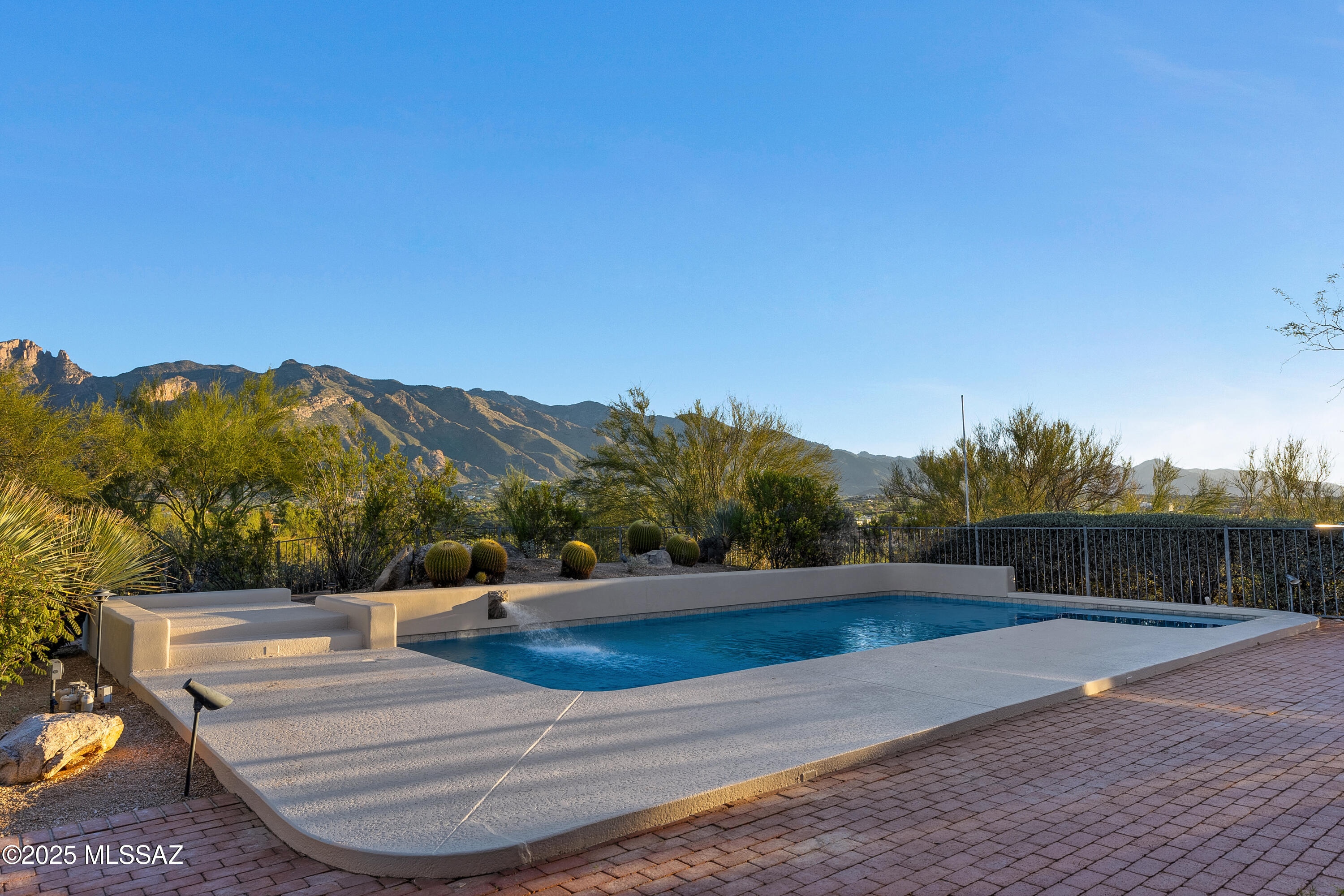 5460 N Paseo Pescado