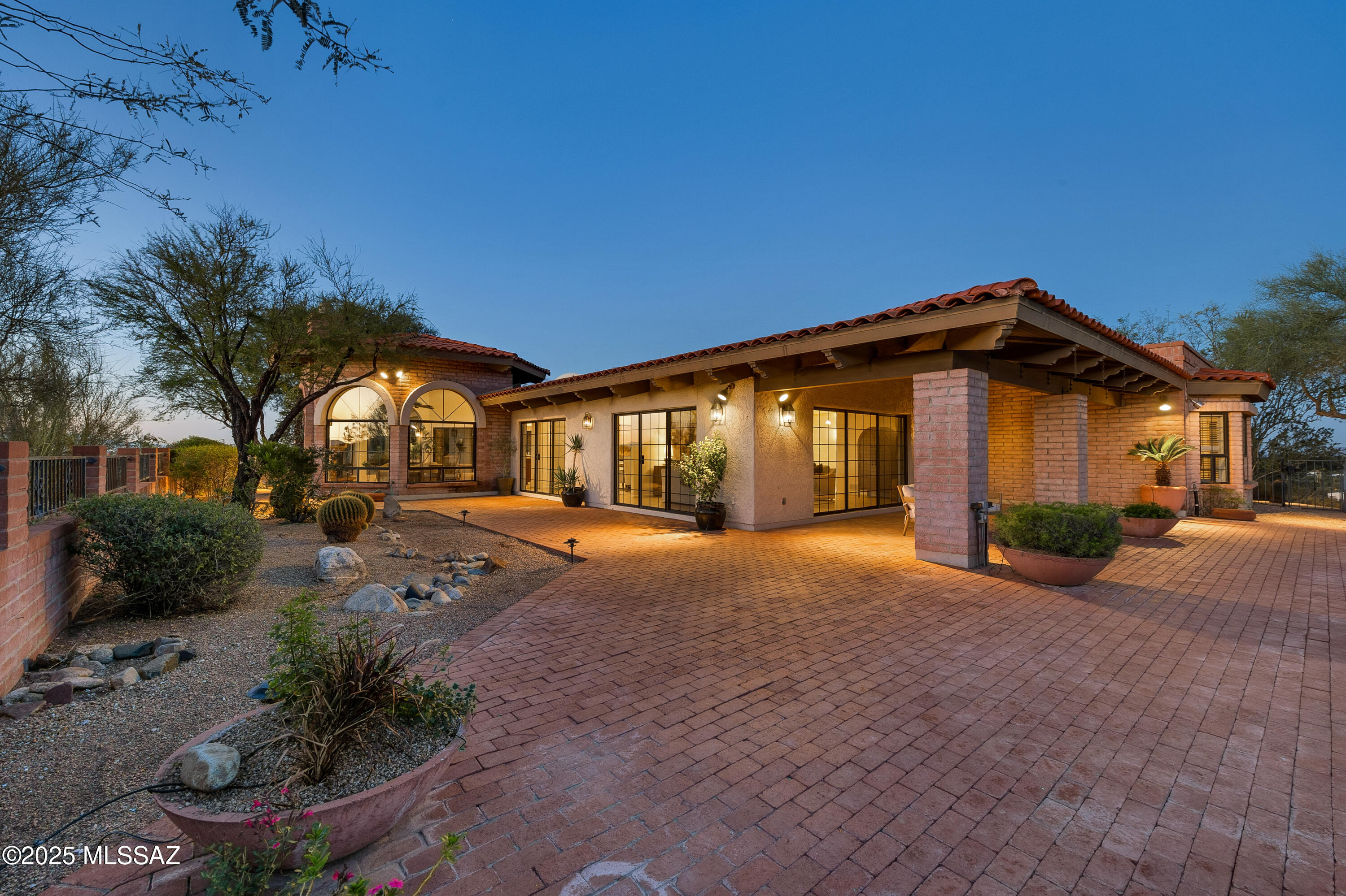 5460 N Paseo Pescado
