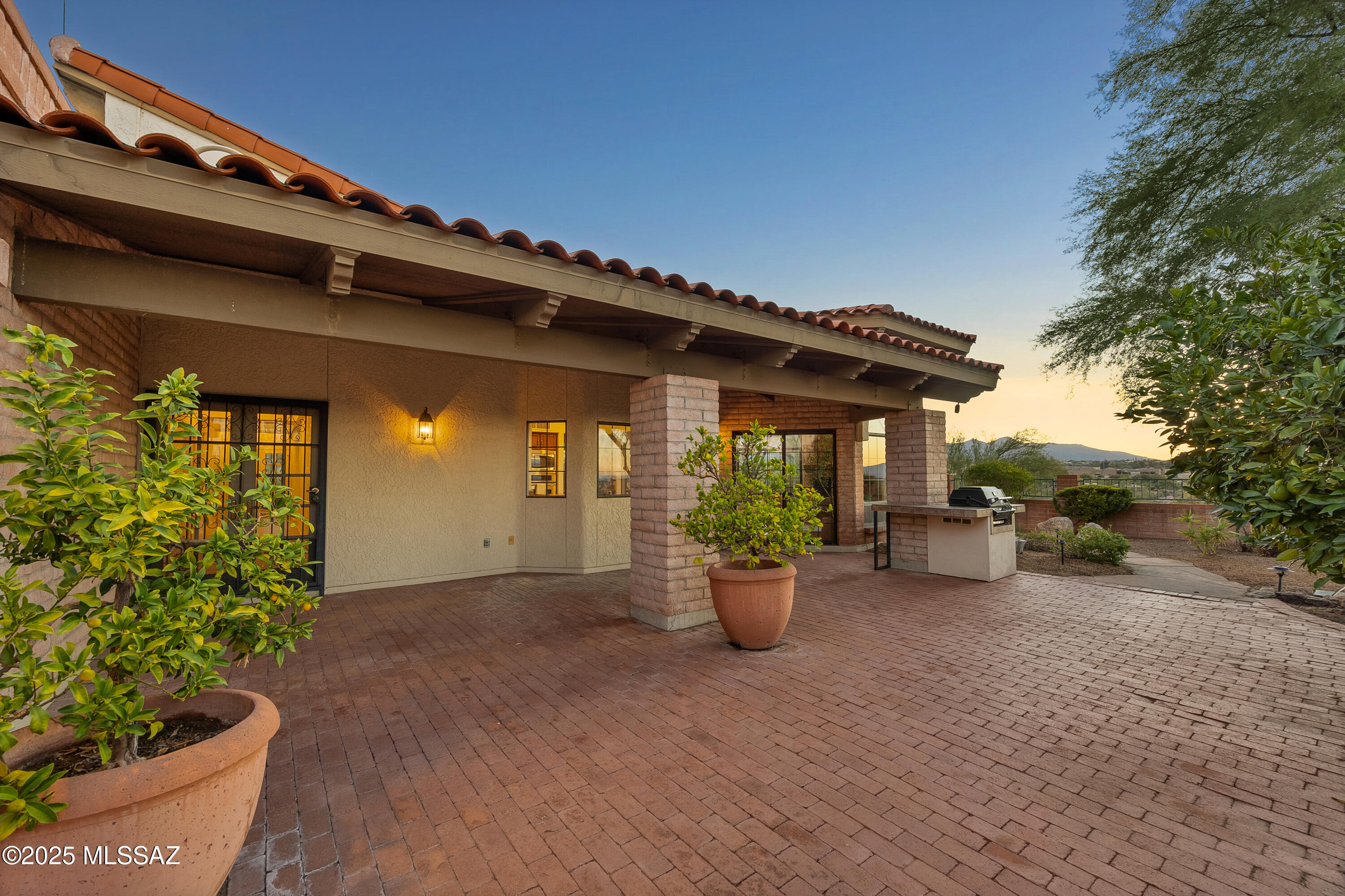 5460 N Paseo Pescado