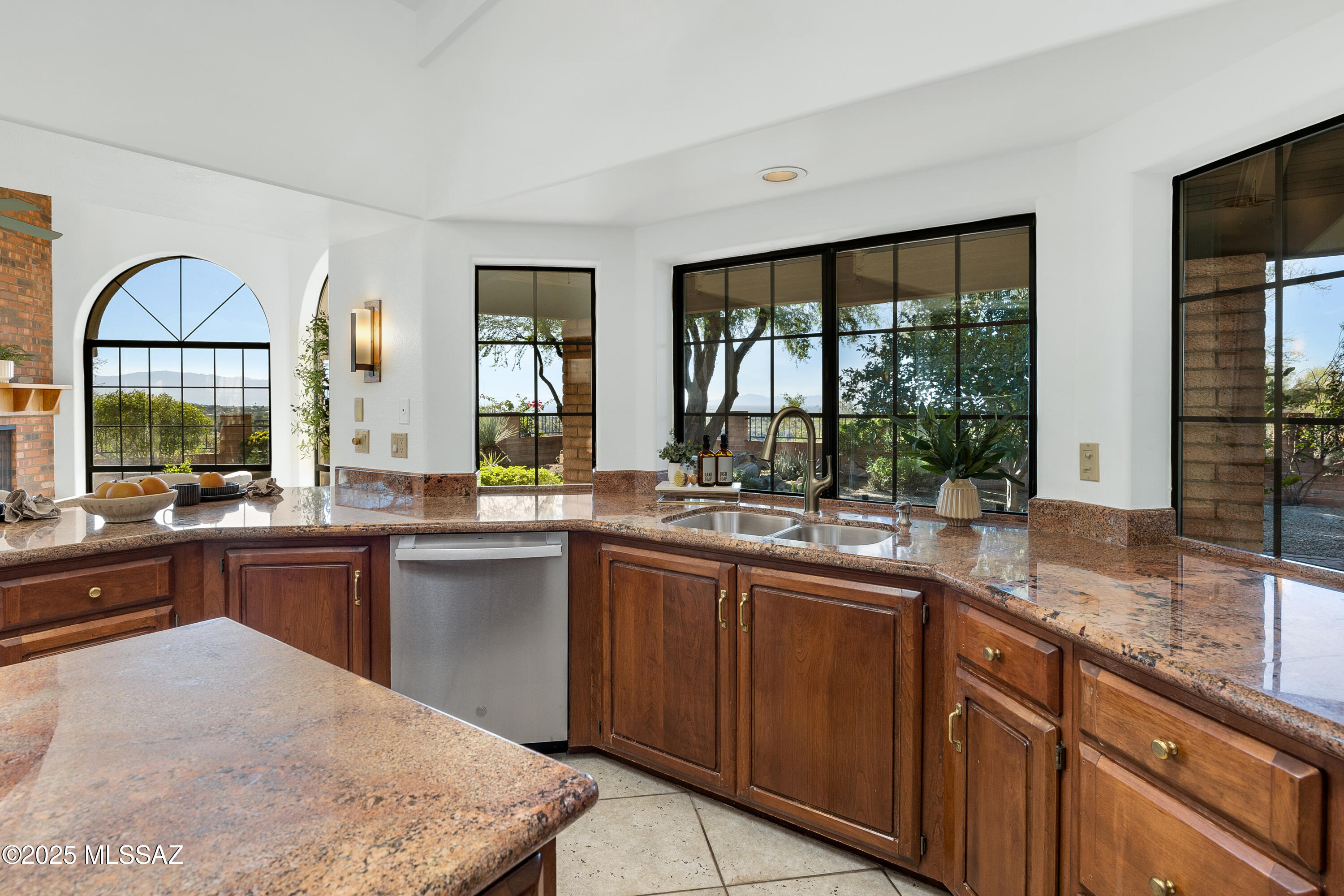 5460 N Paseo Pescado