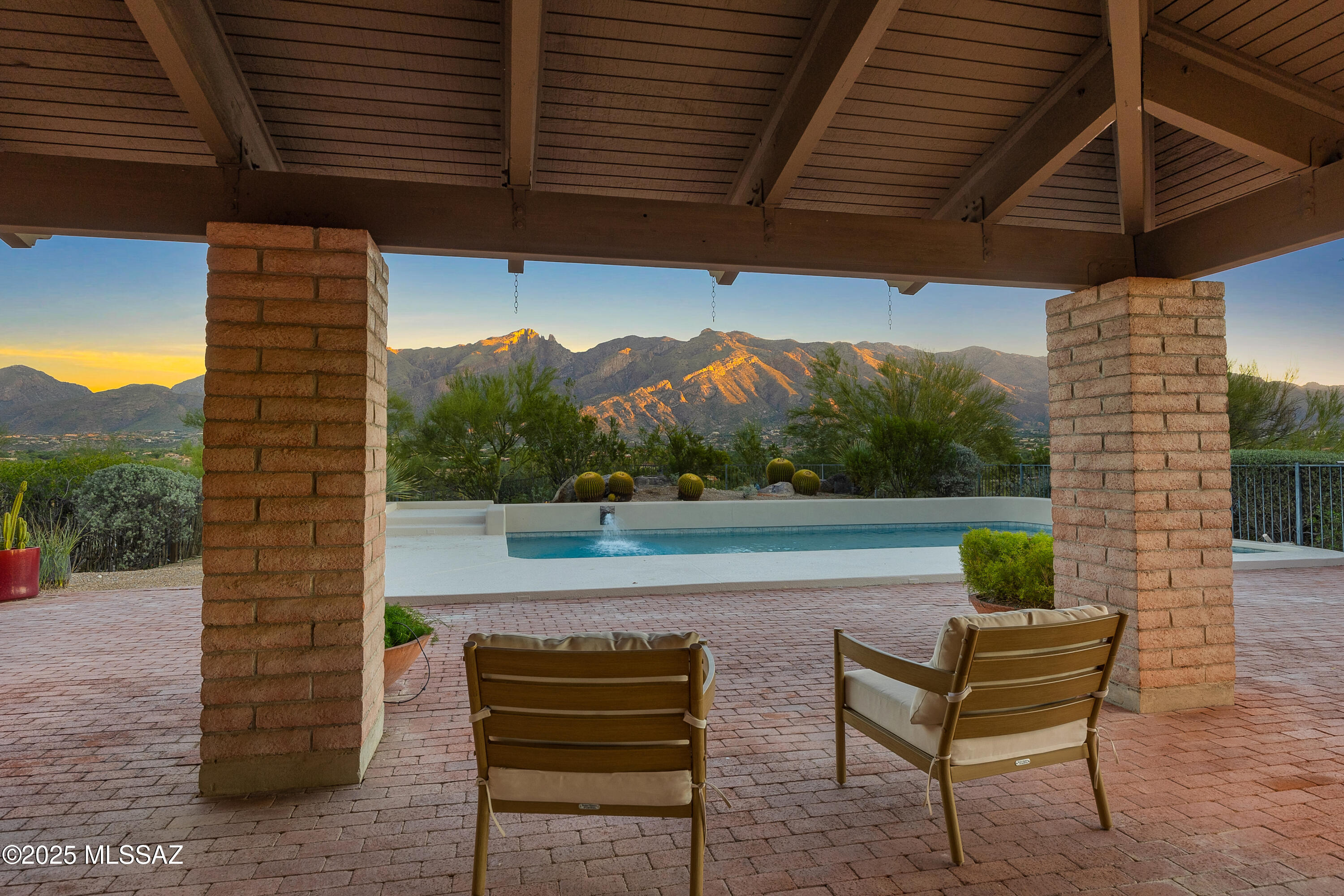 5460 N Paseo Pescado