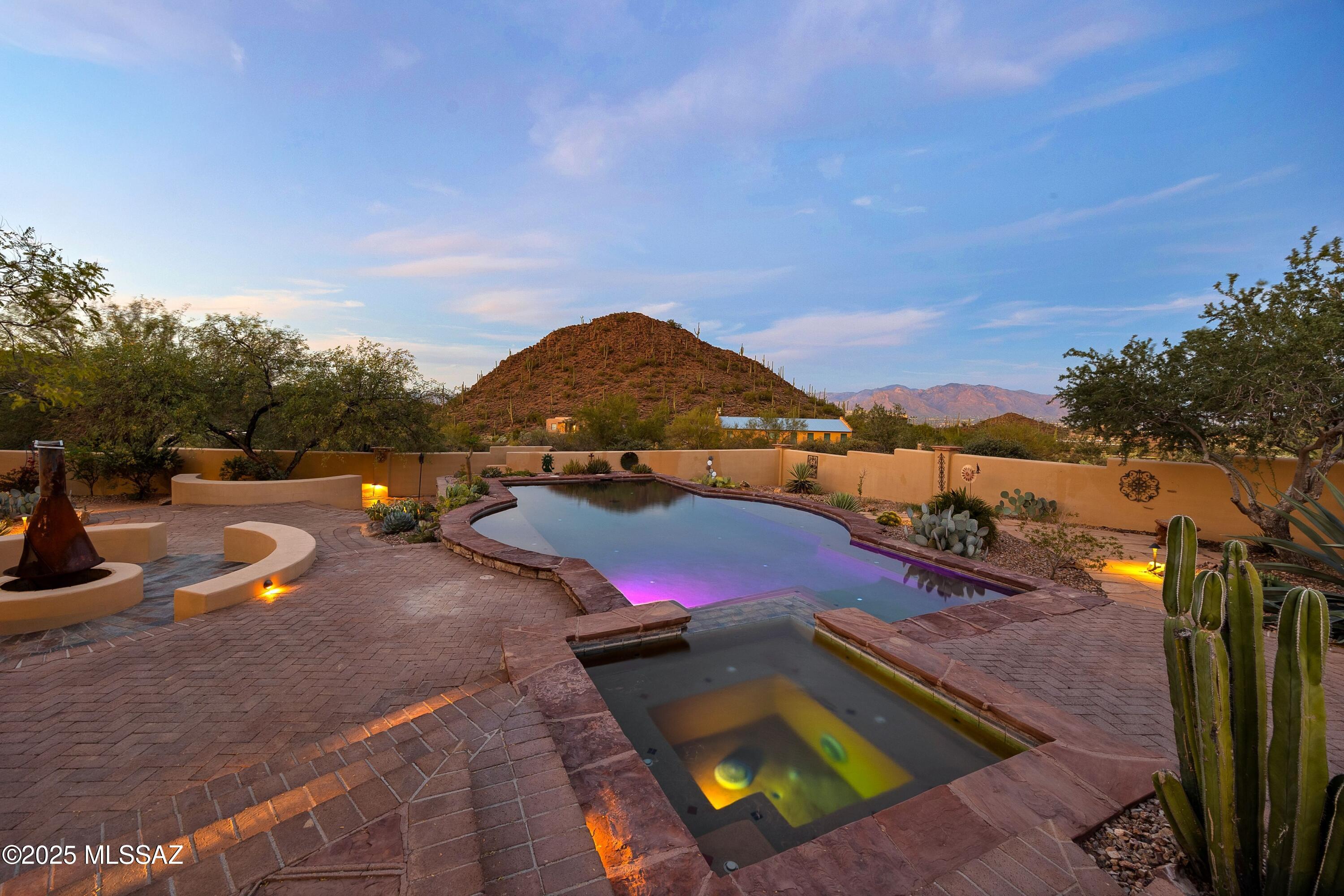 6539 W El Camino Del Cerro