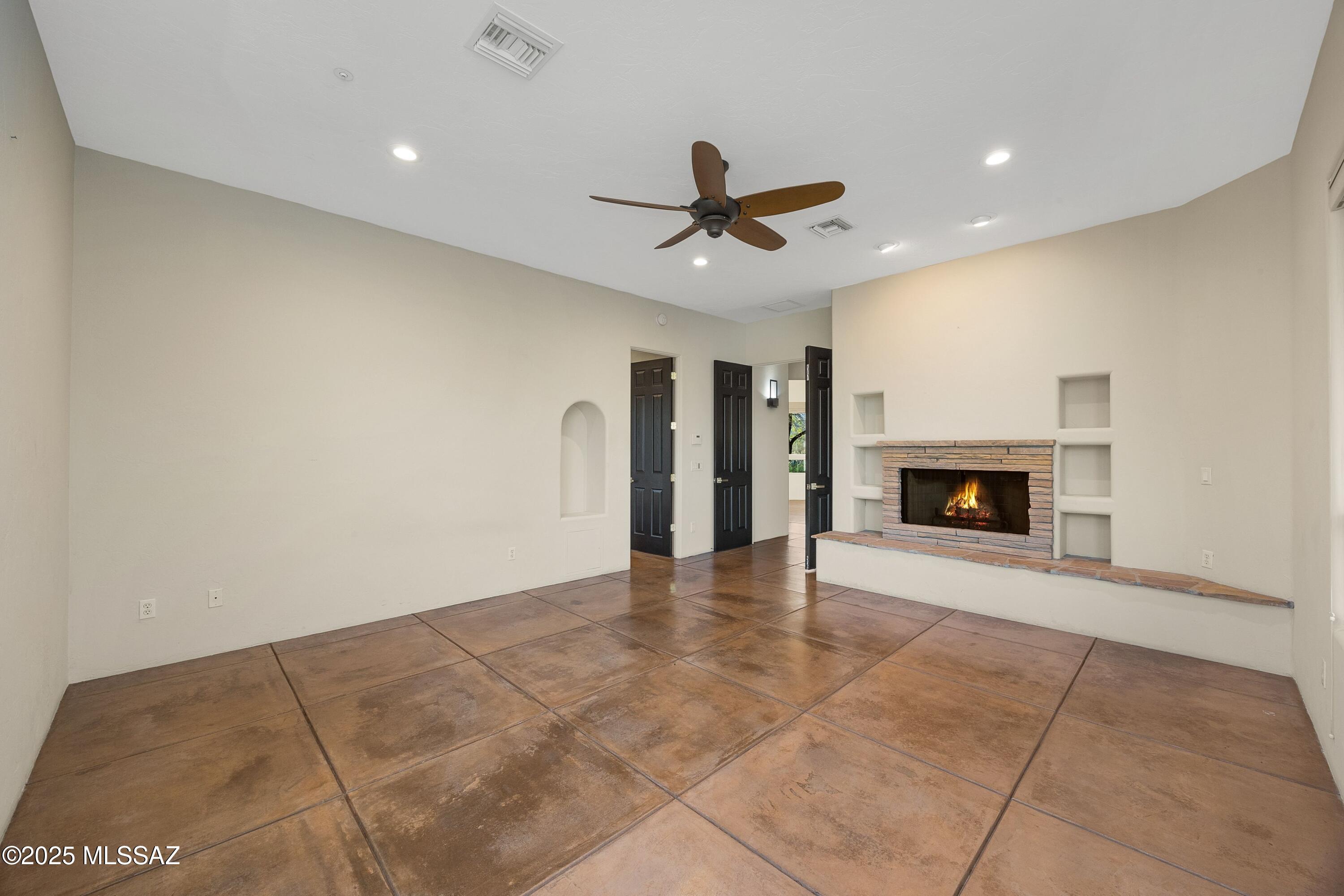 6539 W El Camino Del Cerro
