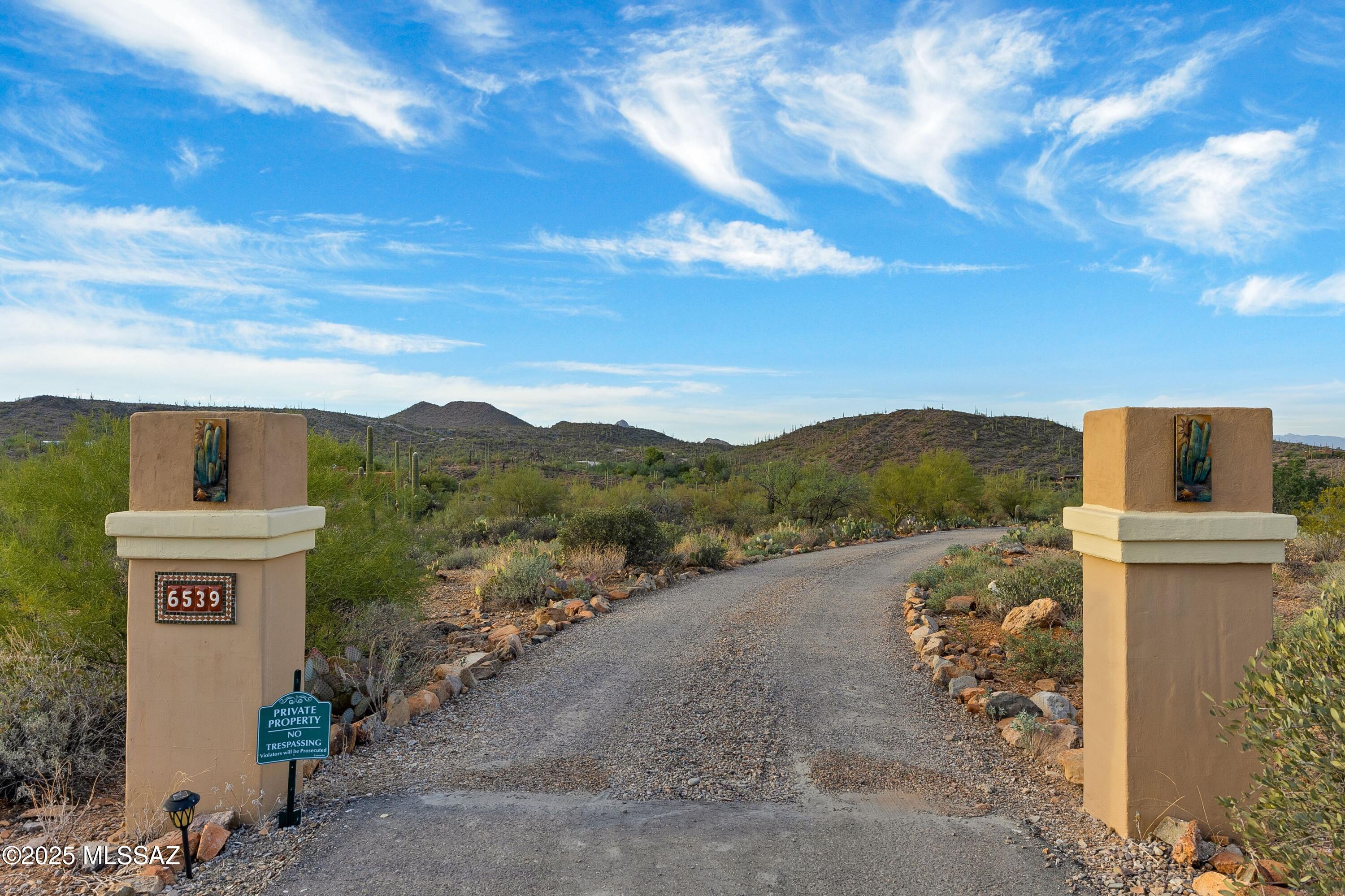 6539 W El Camino Del Cerro