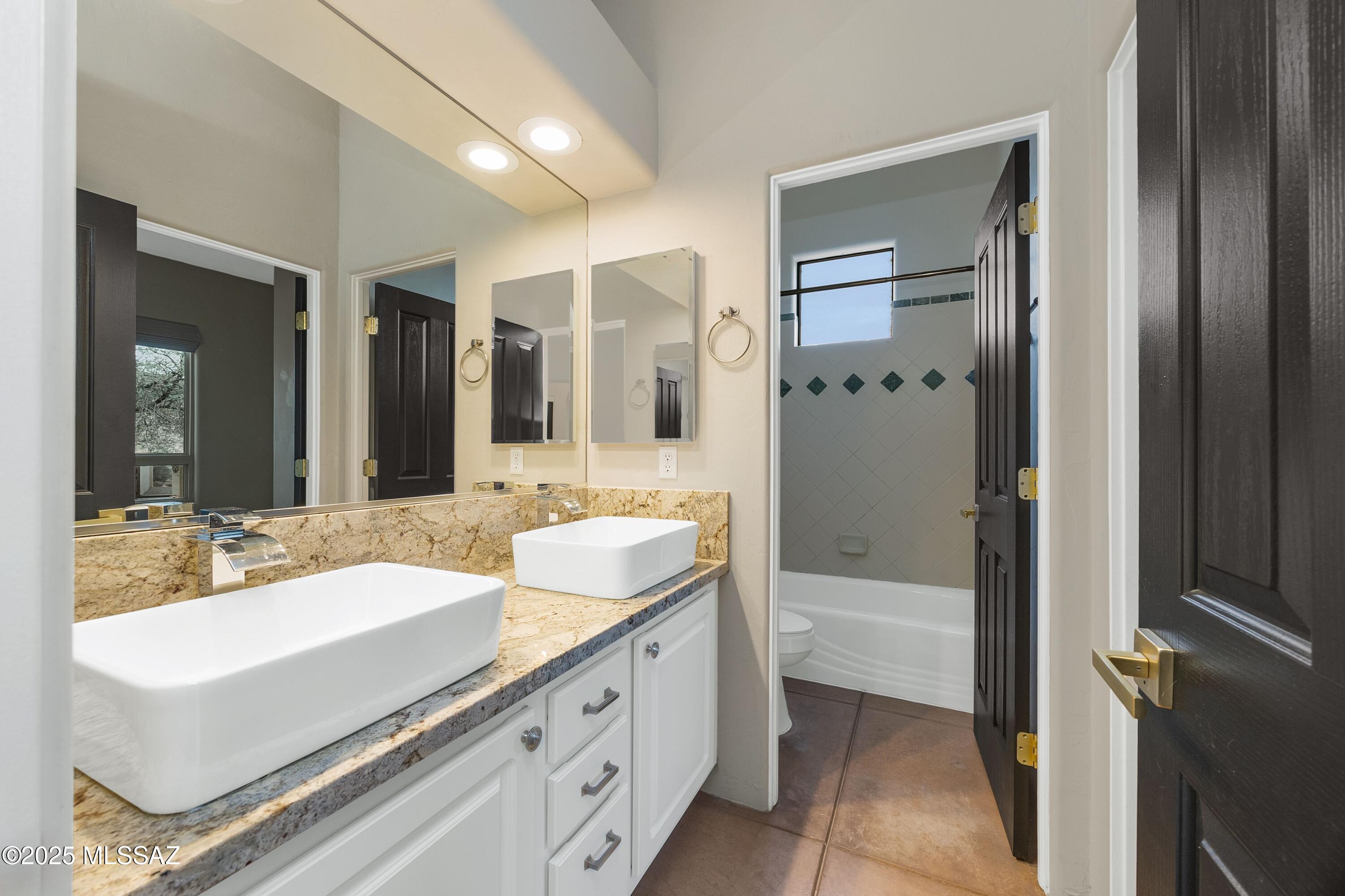 6539 W El Camino Del Cerro