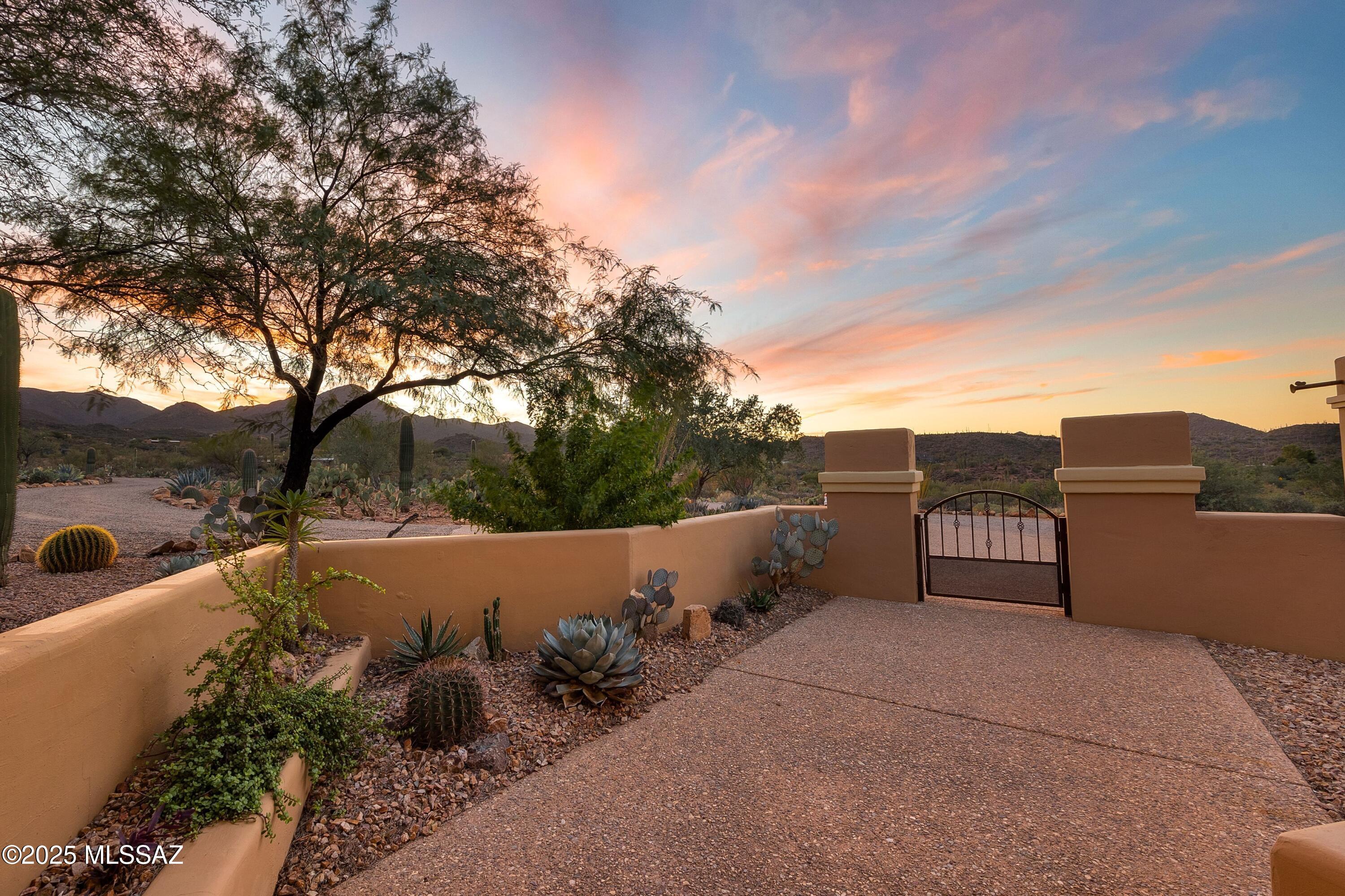 6539 W El Camino Del Cerro