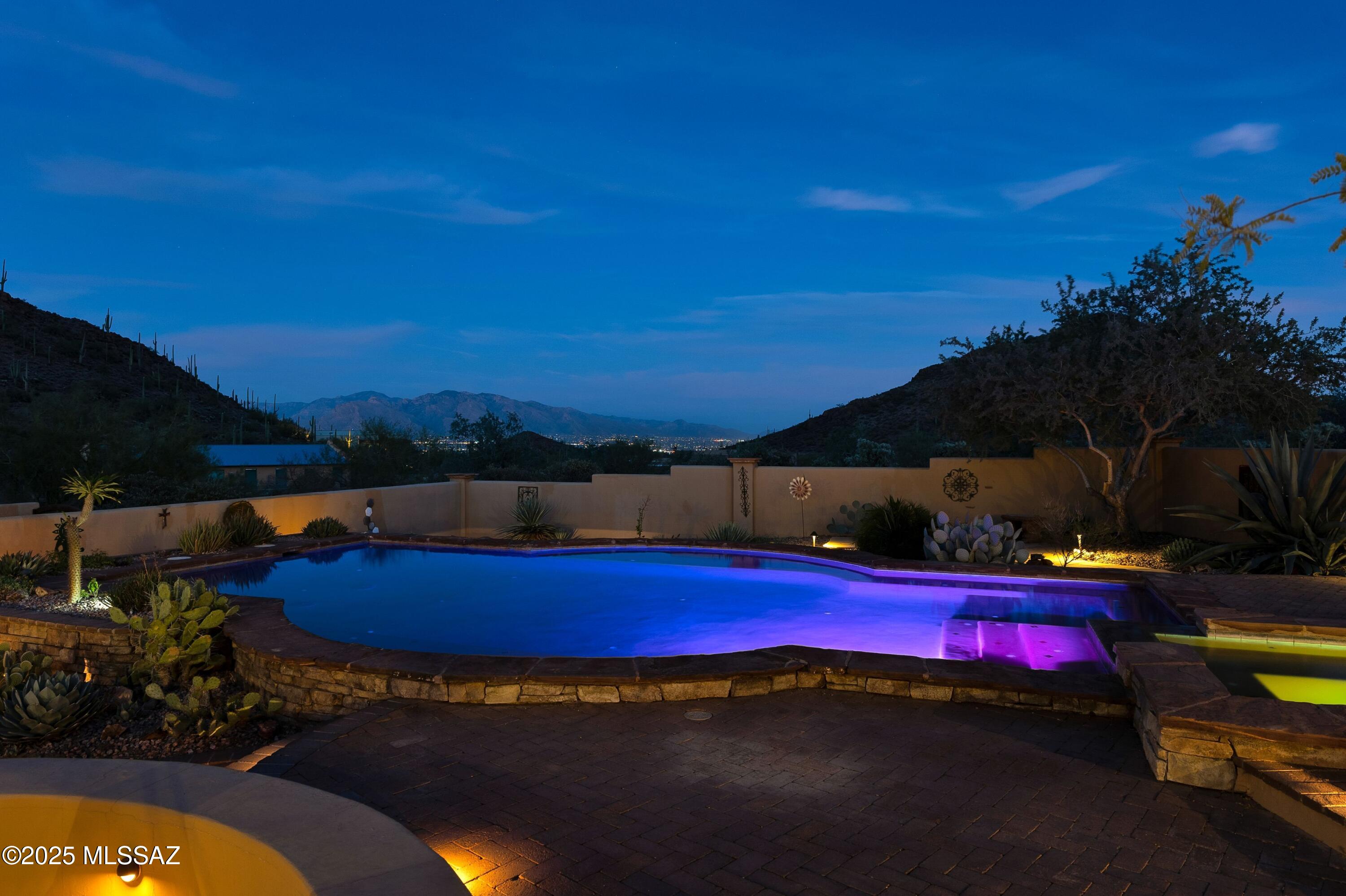 6539 W El Camino Del Cerro
