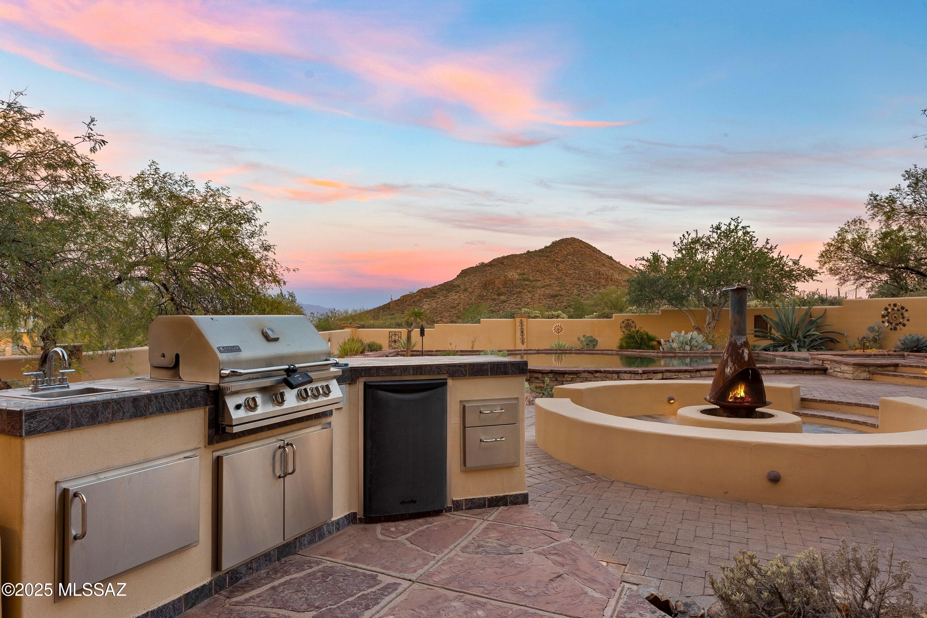 6539 W El Camino Del Cerro
