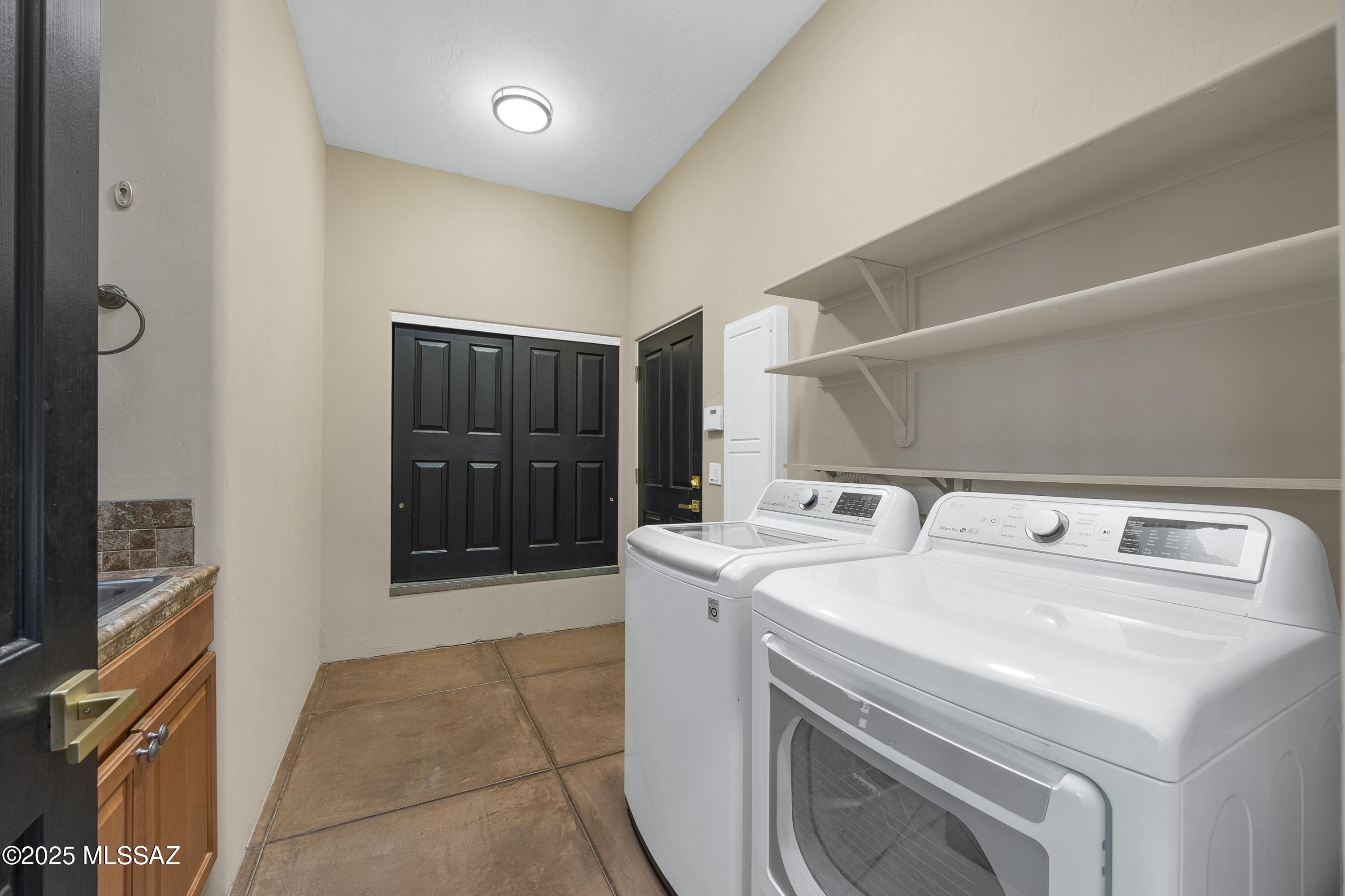 6539 W El Camino Del Cerro