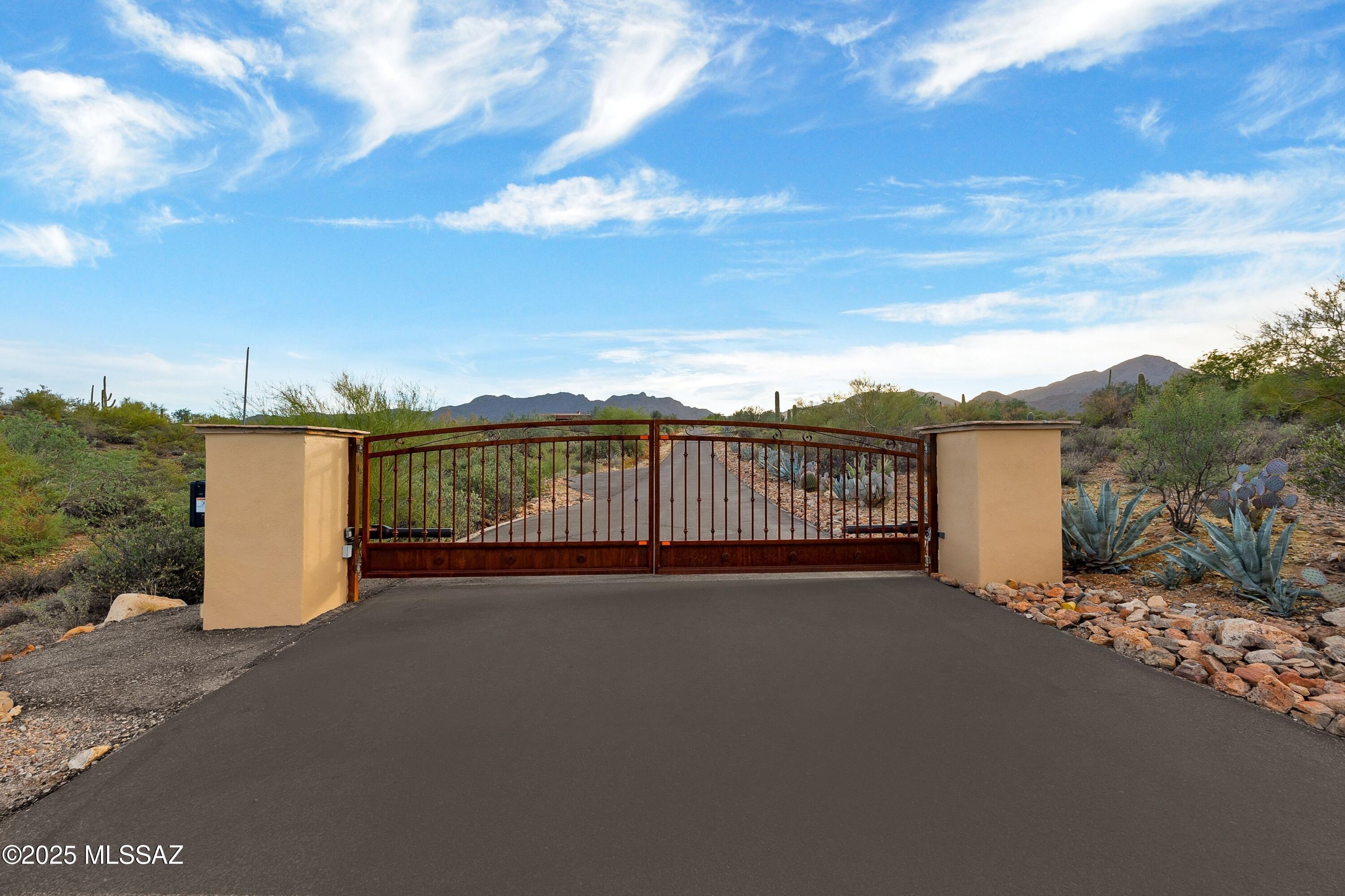6539 W El Camino Del Cerro