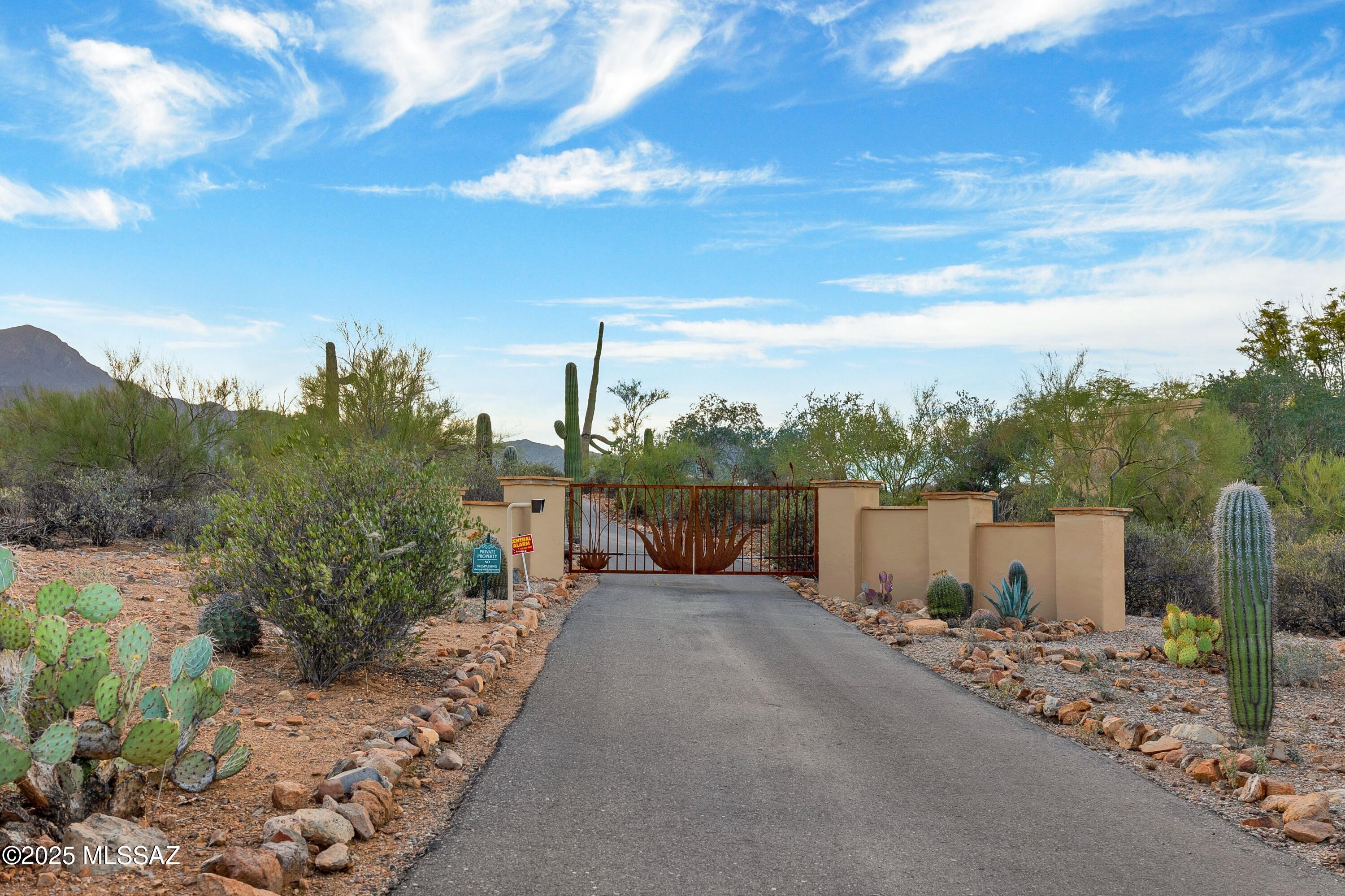 6539 W El Camino Del Cerro