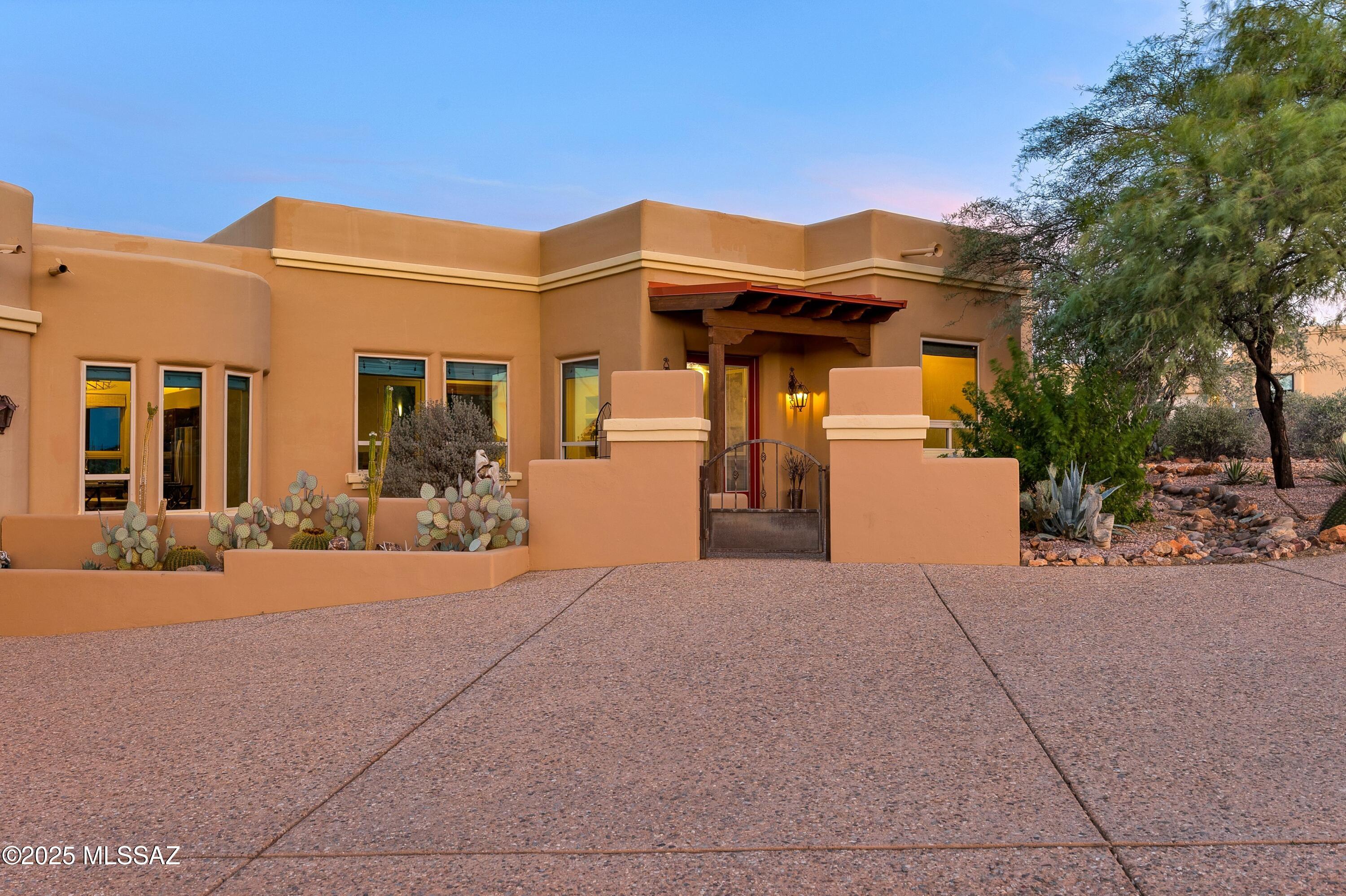 6539 W El Camino Del Cerro