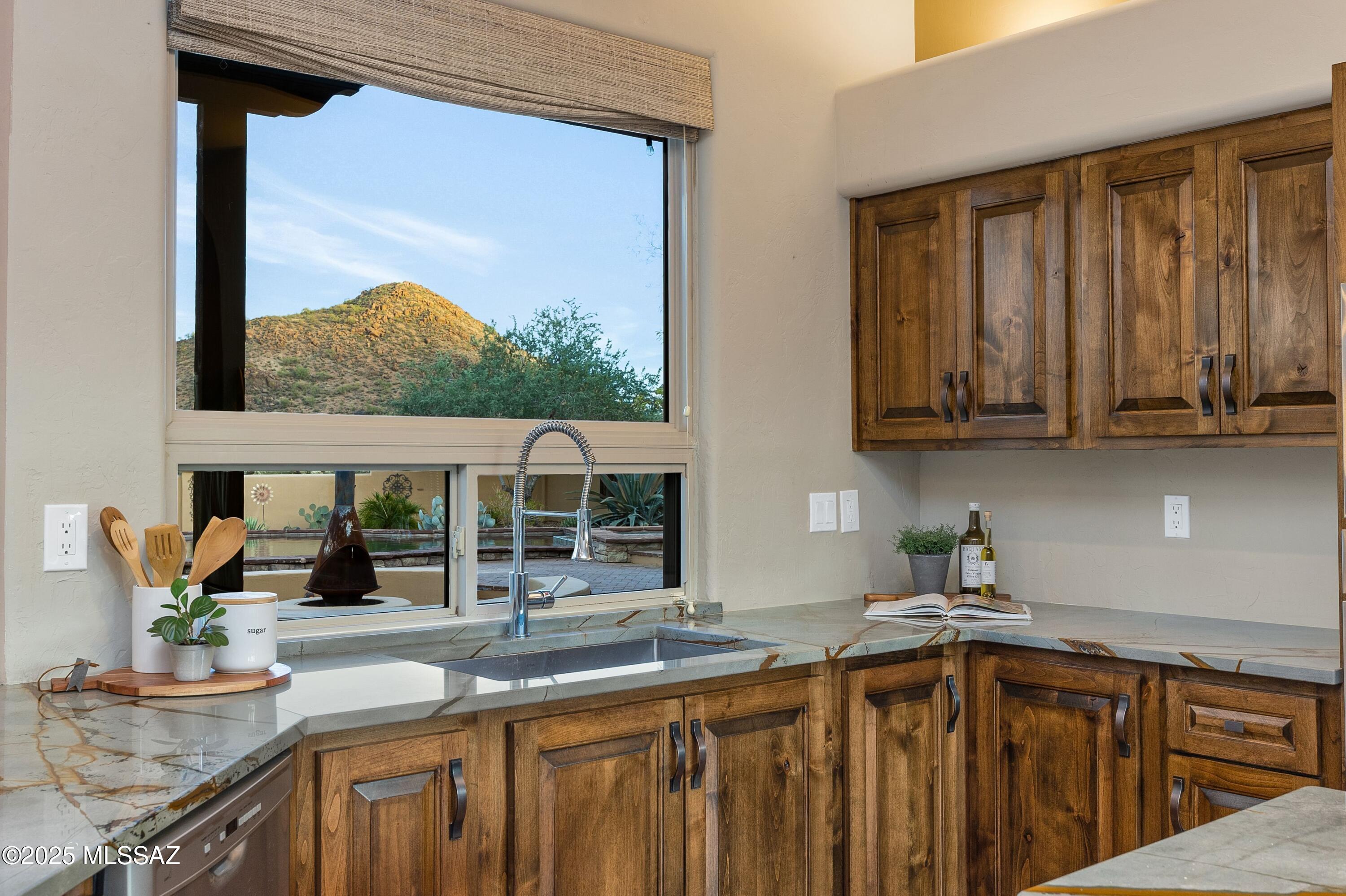 6539 W El Camino Del Cerro