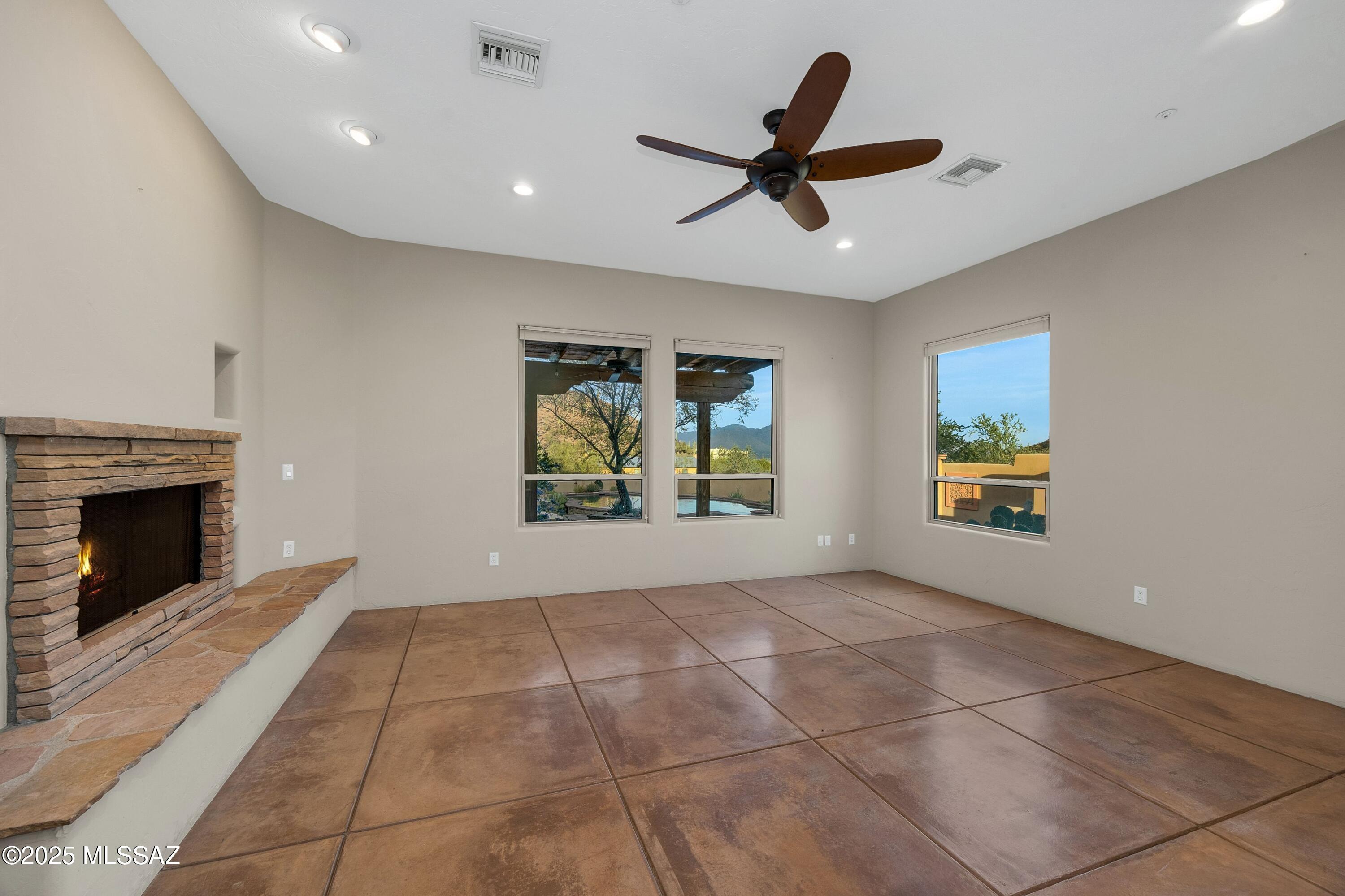 6539 W El Camino Del Cerro